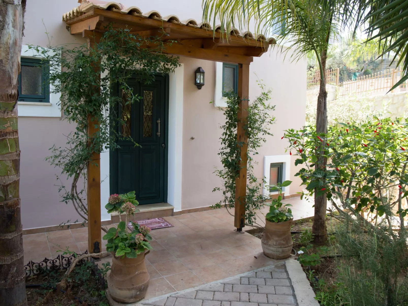 Ferienvilla mit Garten, Grill und Terrasse - Buiten