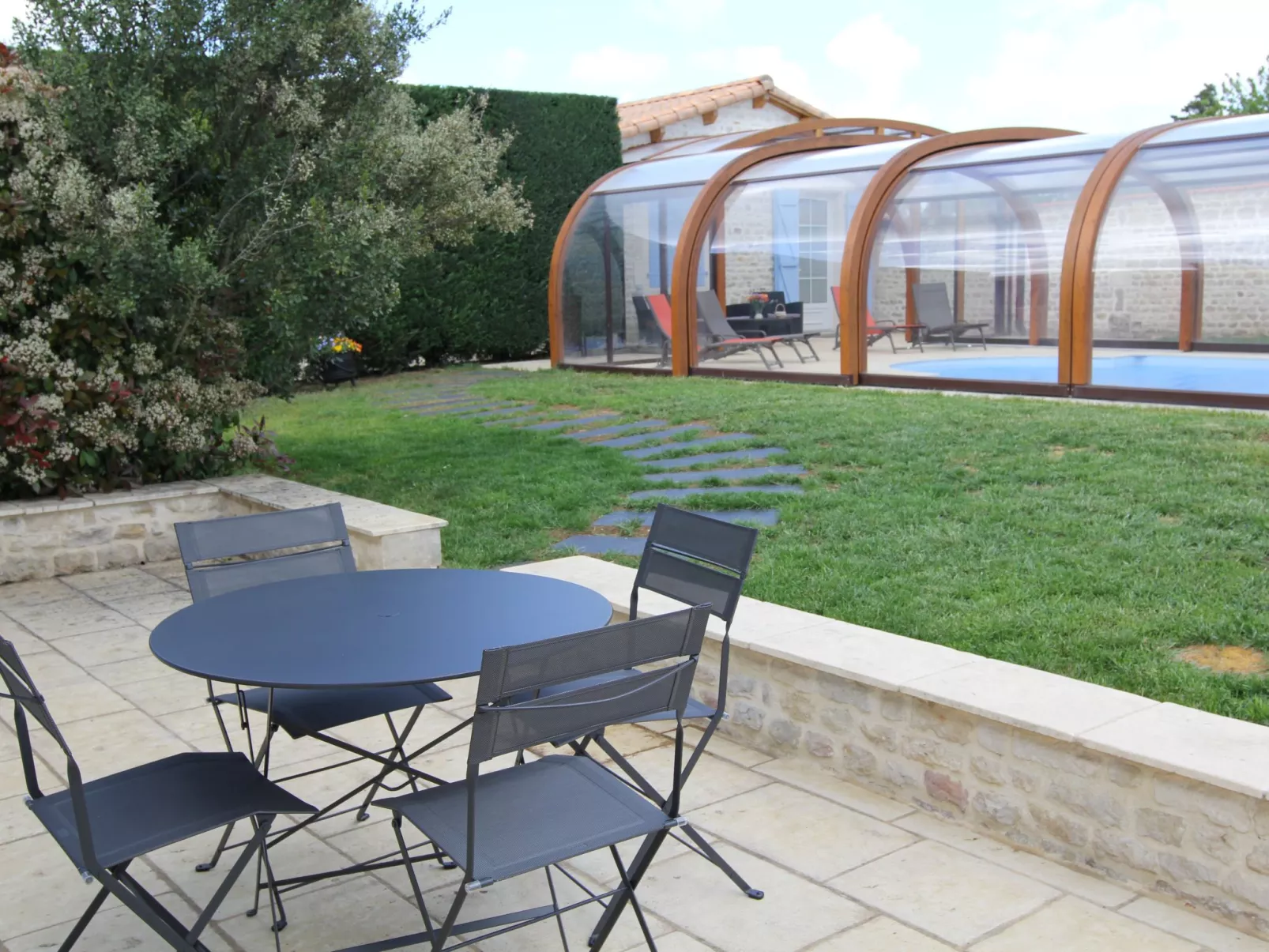 Villa "La Bergerie" mit Privatpool und Spa-Buiten