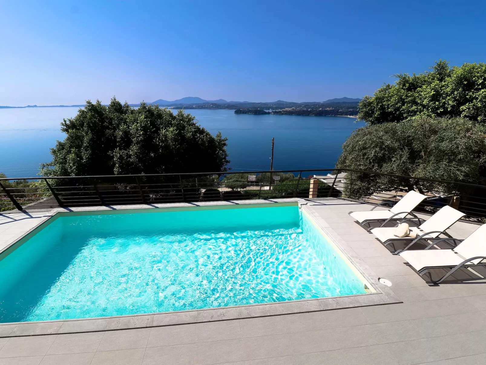 "Faiax" mit eigenem Pool-Buiten