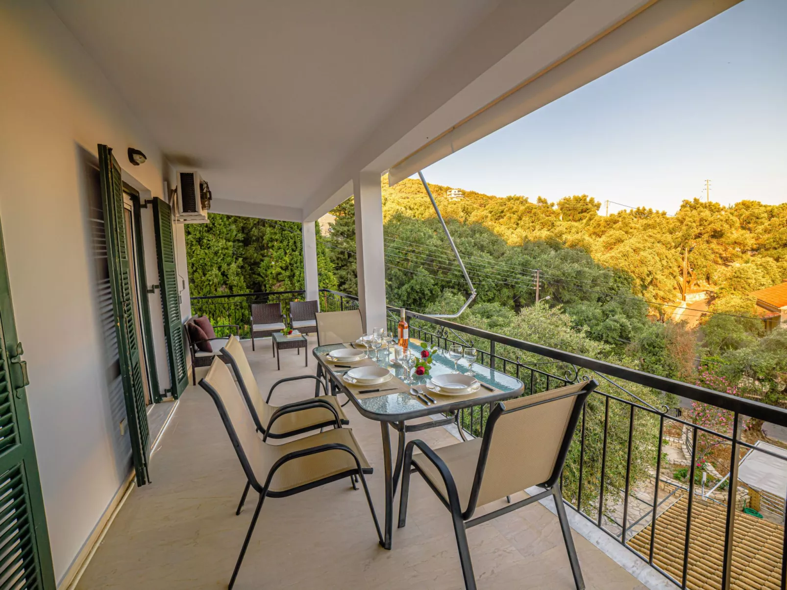 "Zeus" mit Infinity Pool-Buiten