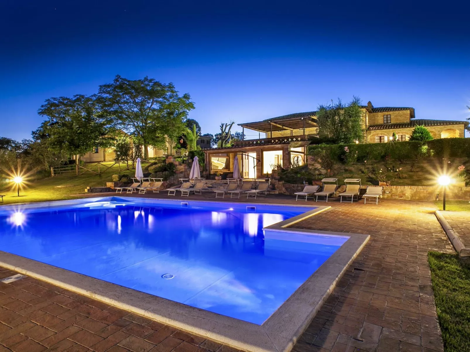 Sanguineto' Wohnung mit Schwimmbad-Buiten