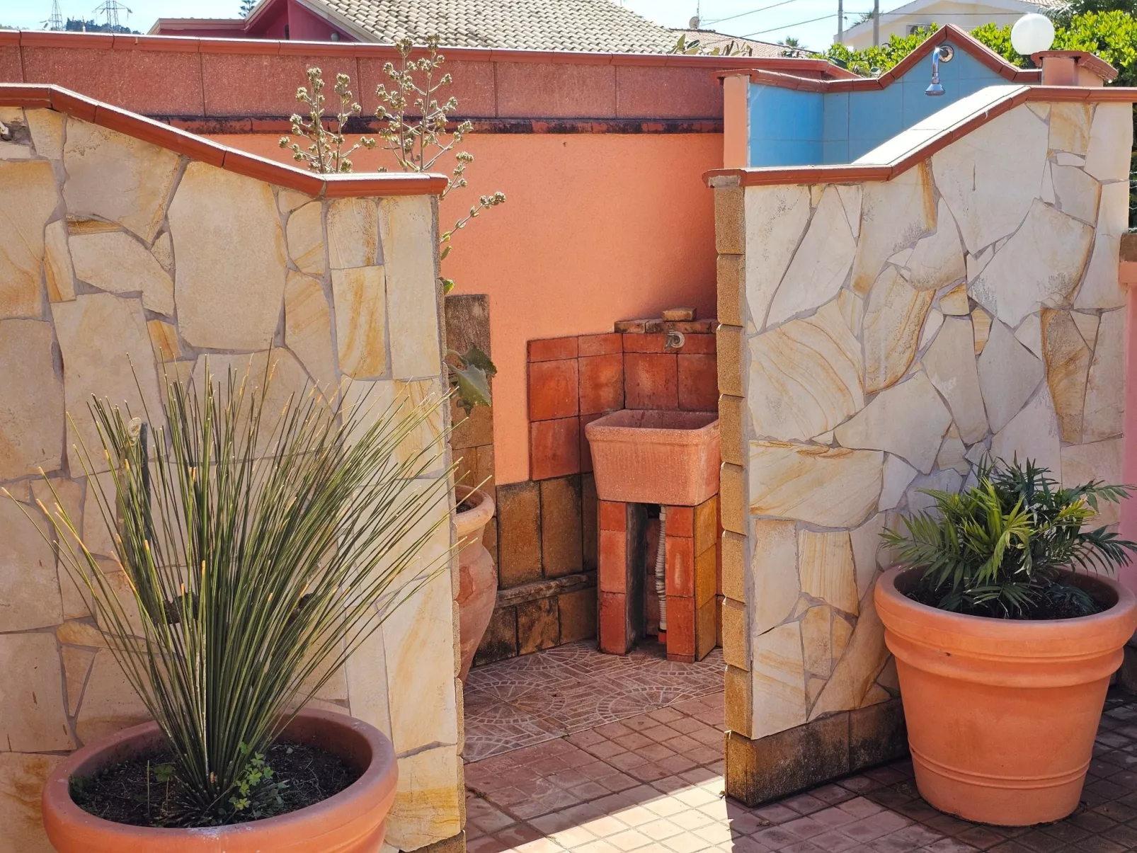 Helle mediterrane Villa mit Veranda und Garten-Buiten