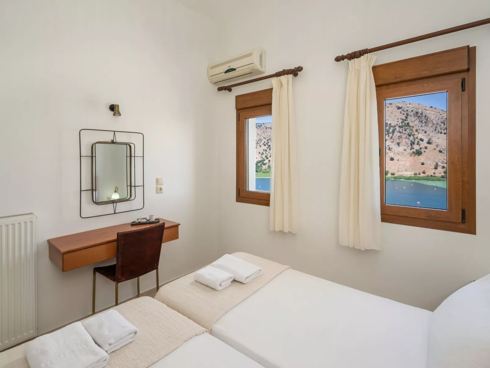 Wunderschöne Villa mit Seeblick und Pool in der Nähe von Restaurants-Image-tags.info