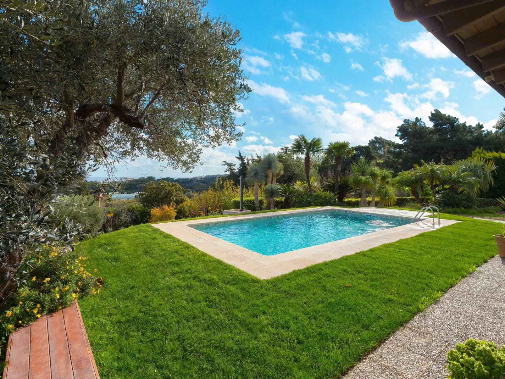 In Sgourou mit Parkplatz, Blick ins Grüne-Buiten