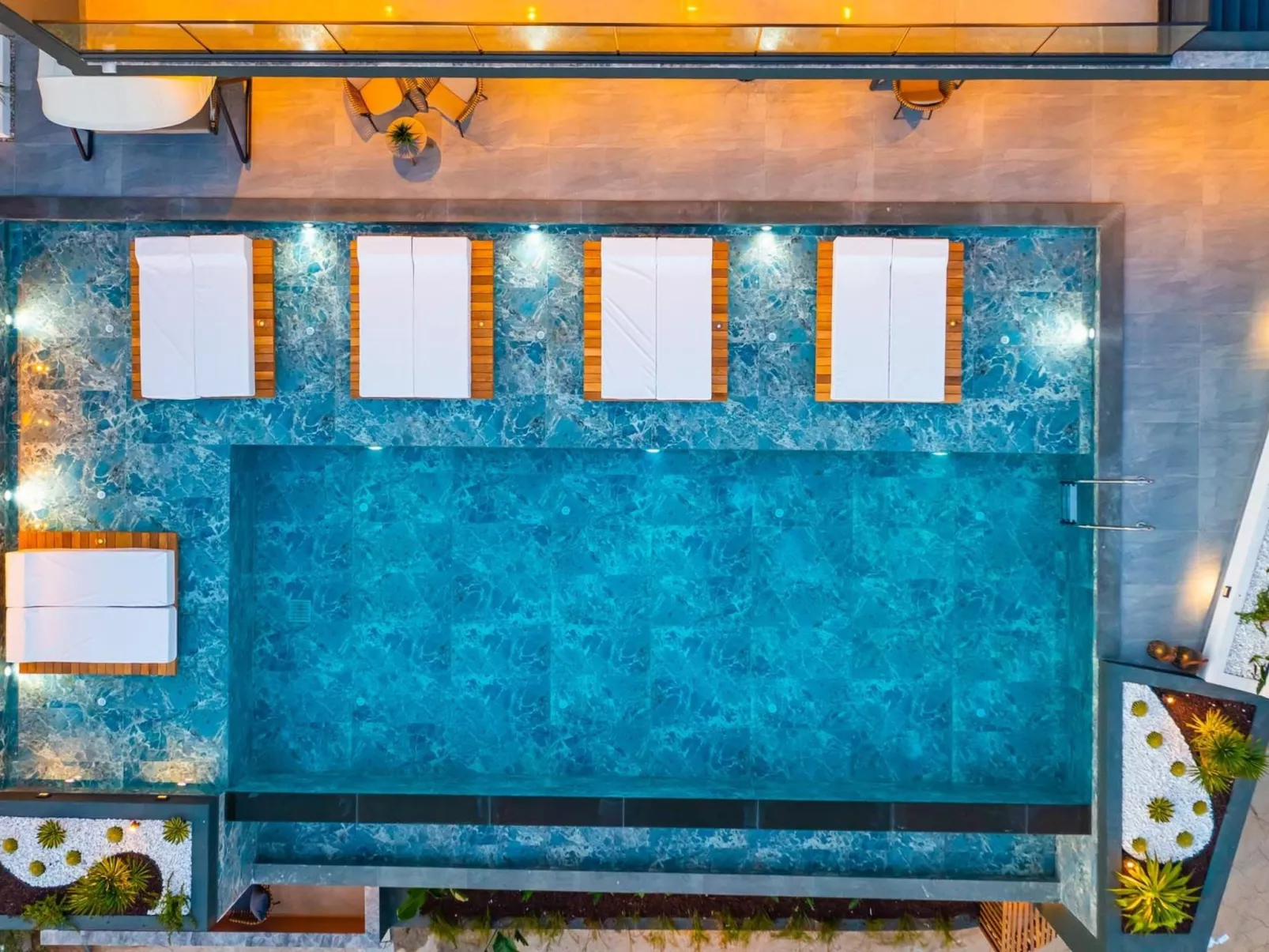 Designvilla mit Pool und spektakulärer Aussicht-Buiten