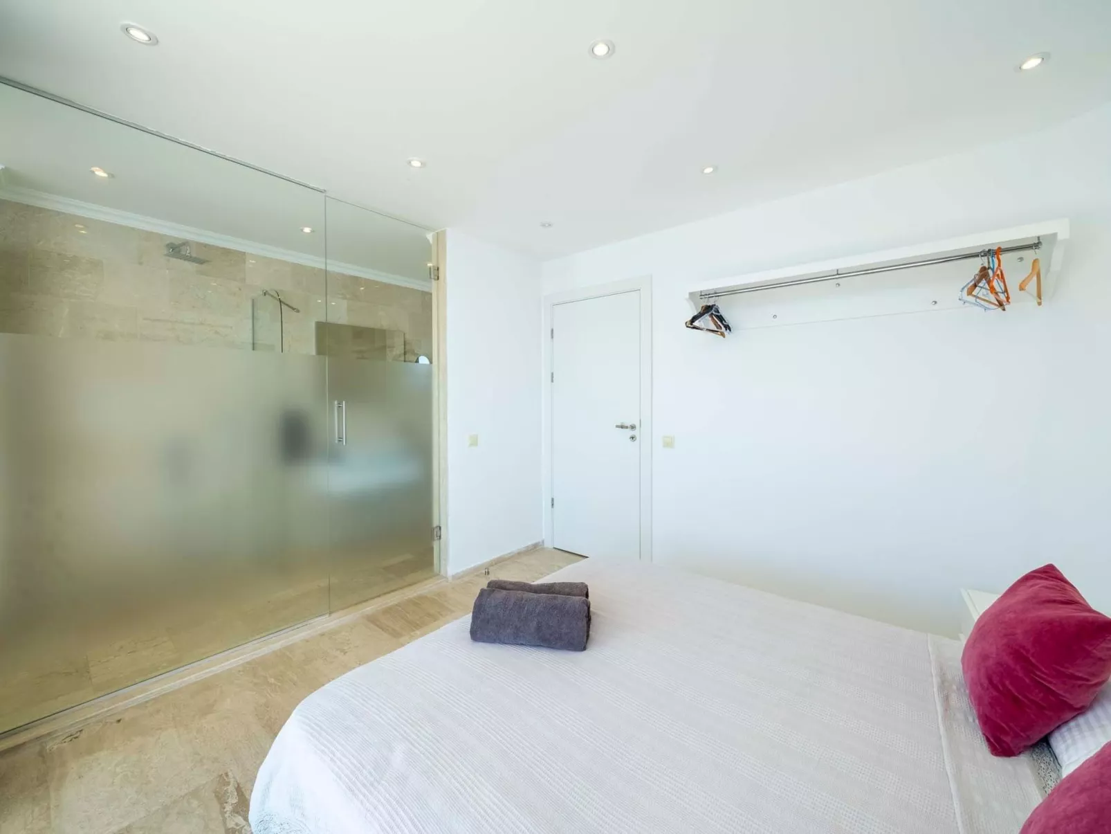 Große Villa direkt am Meer mit Infinitypool-Binnen