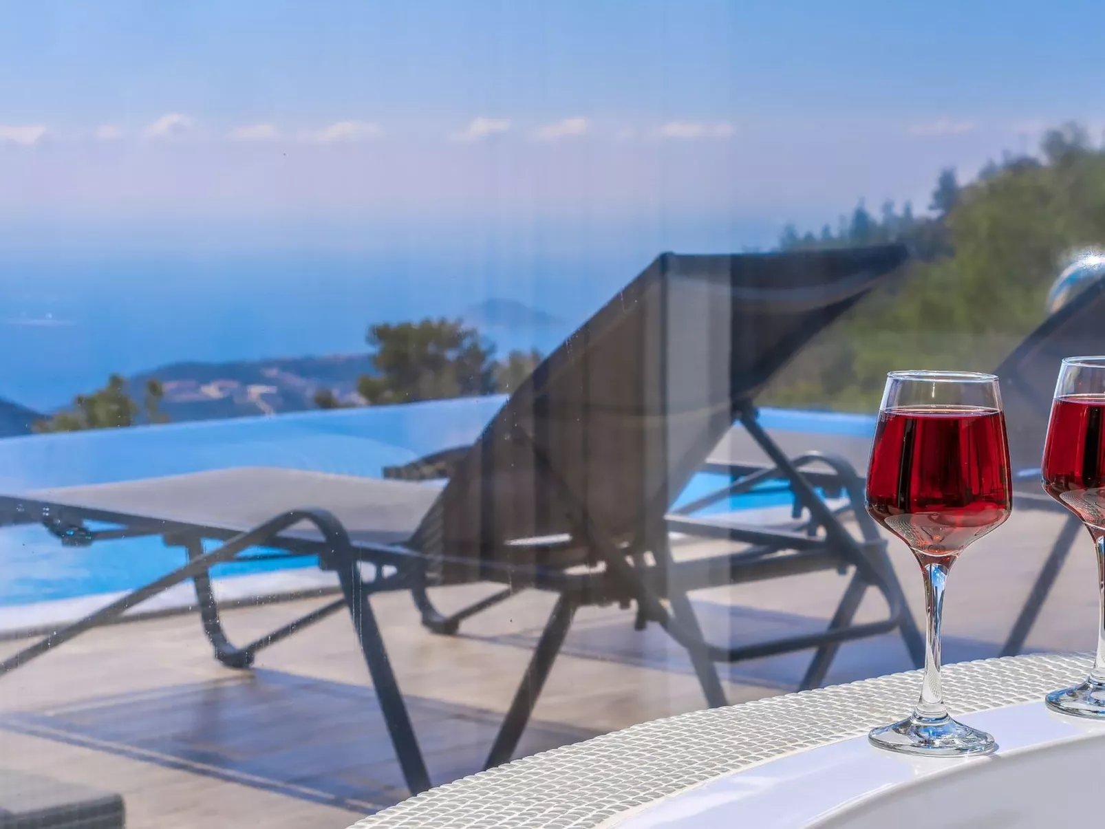 Schöne Villa mit Pool, Blick auf Meer und Tal-Buiten