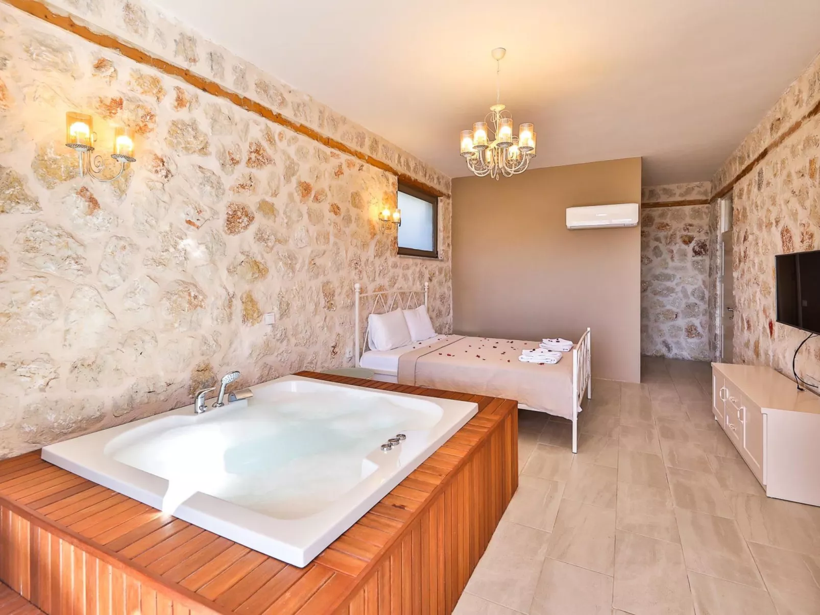 Natursteinhaus mit Pool in Kalkan Islamlar-Binnen