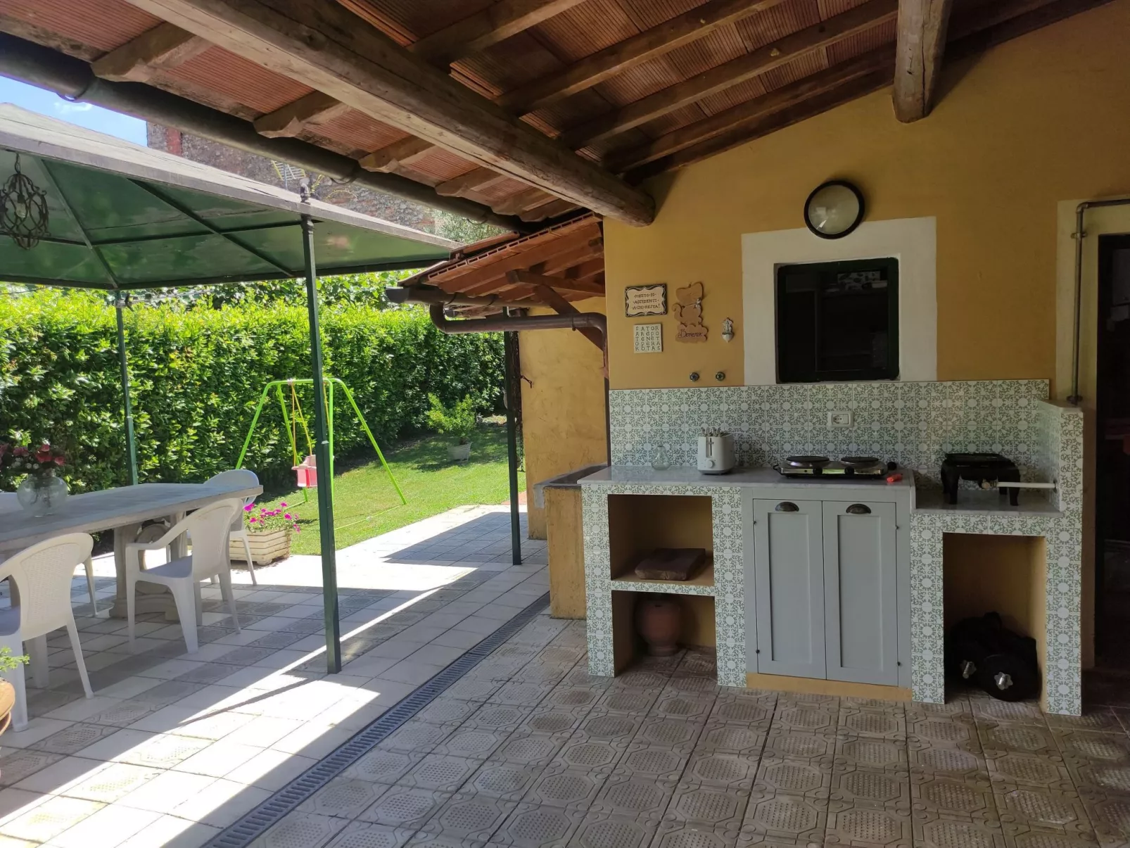 Villa mit schönem Gartne und Sonnenterrasse-Buiten