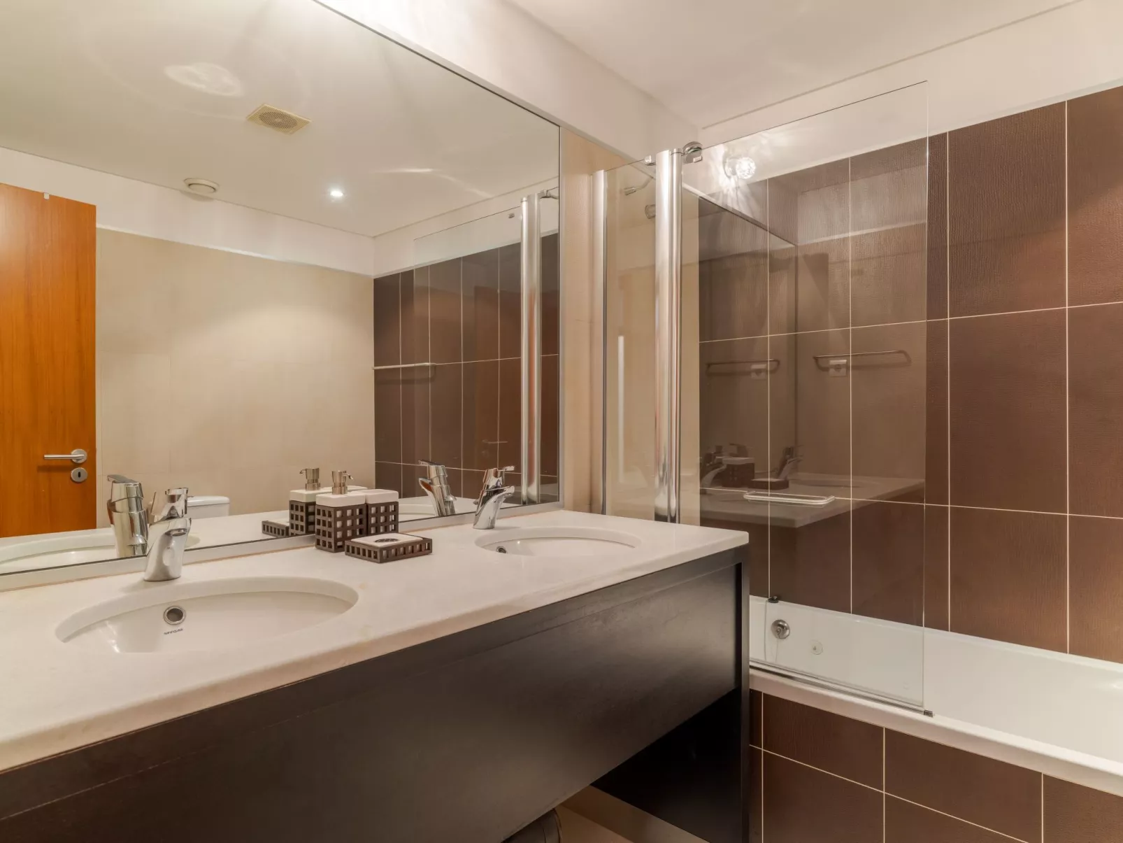 Mit gemeinschaftlichem Pool-Binnen