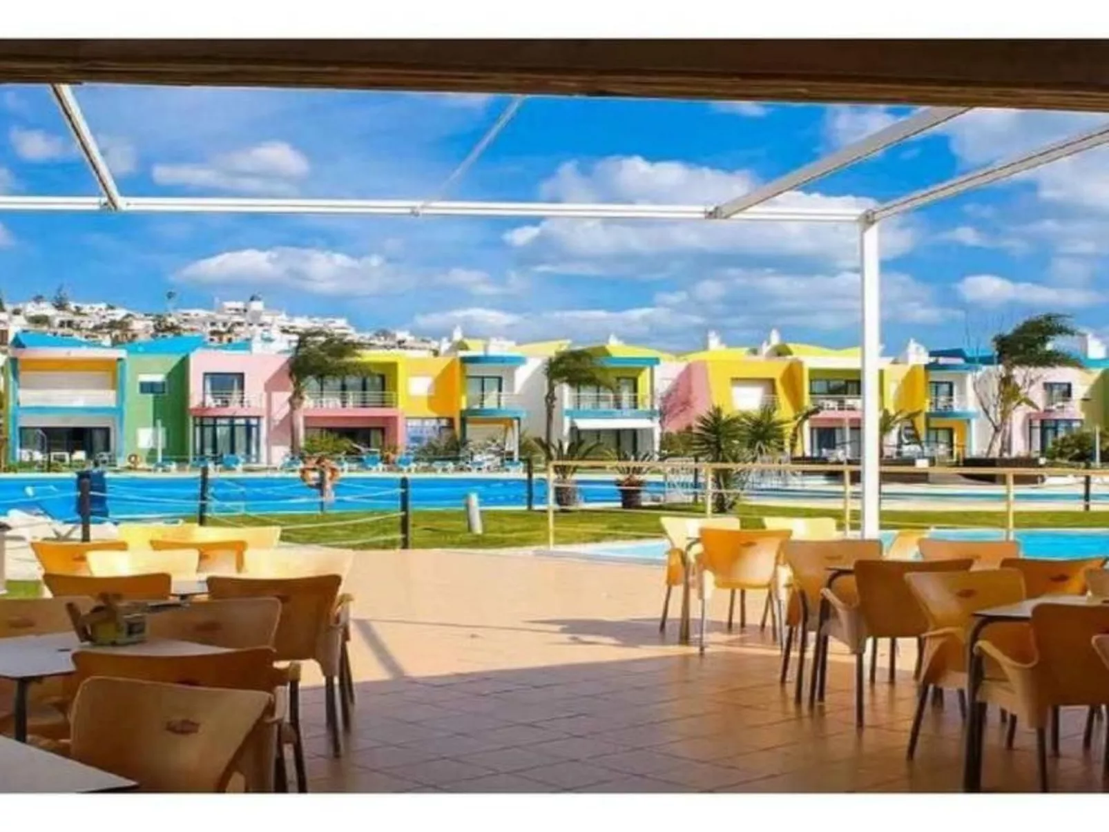 Zwei-Bett-Apartment mit großem Pool-Buiten