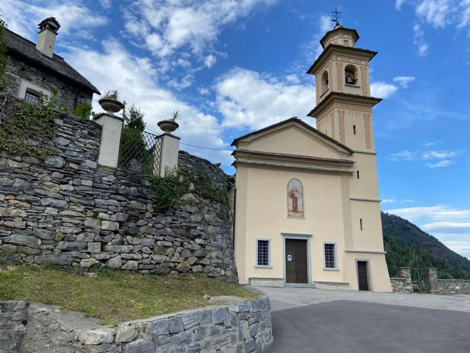 Tausend Steine Haus-Buiten