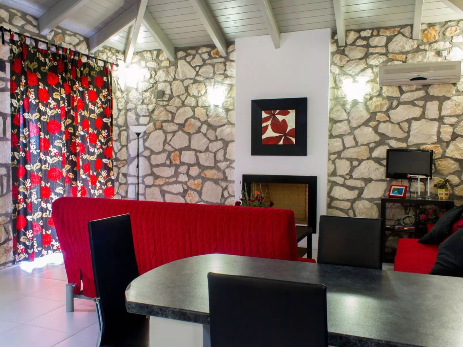 Villa mit zwei Schlafzimmern für 6 Personen. Parken, WiFi-Binnen