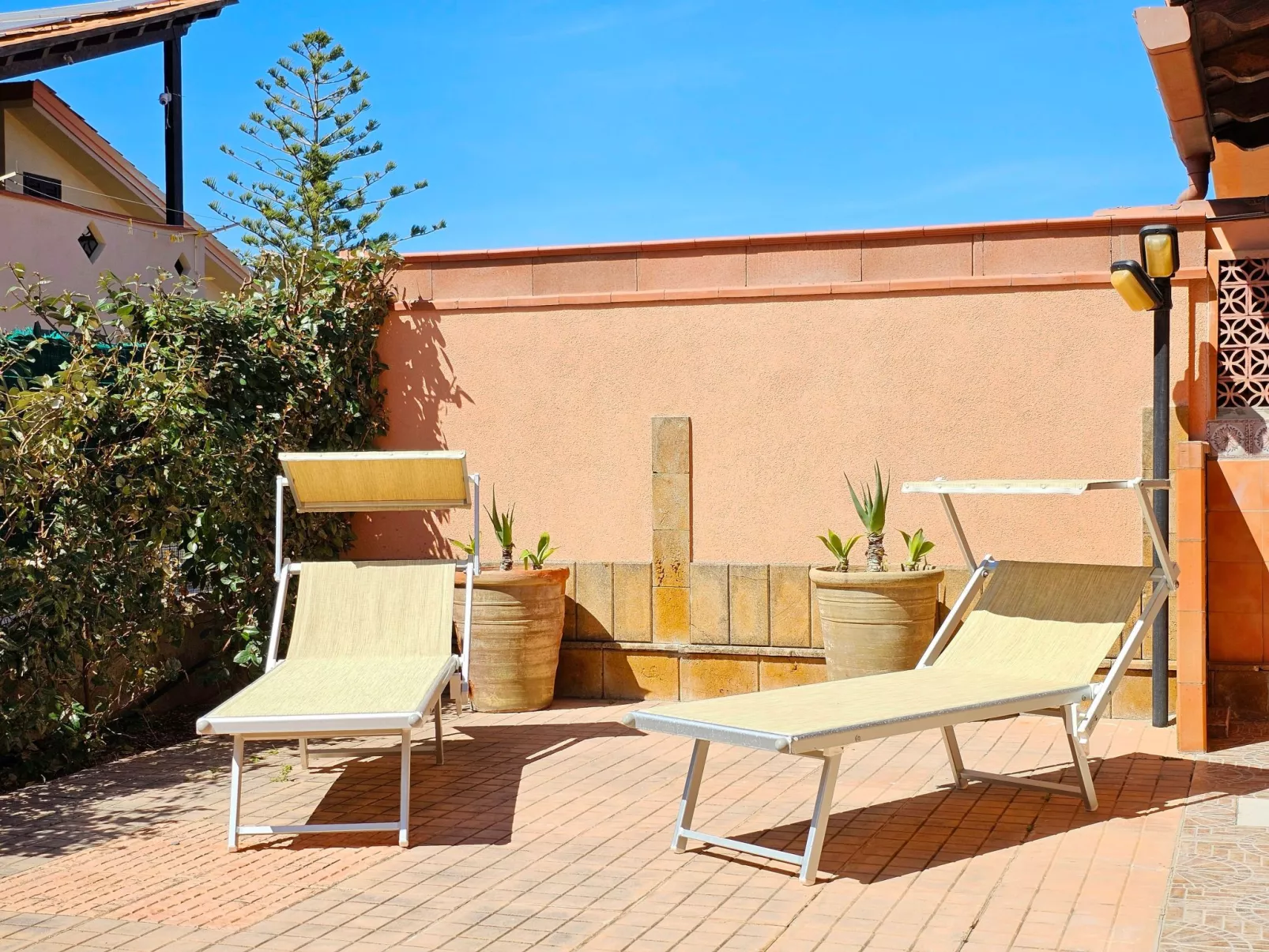 Helle mediterrane Villa mit Veranda und Garten-Binnen