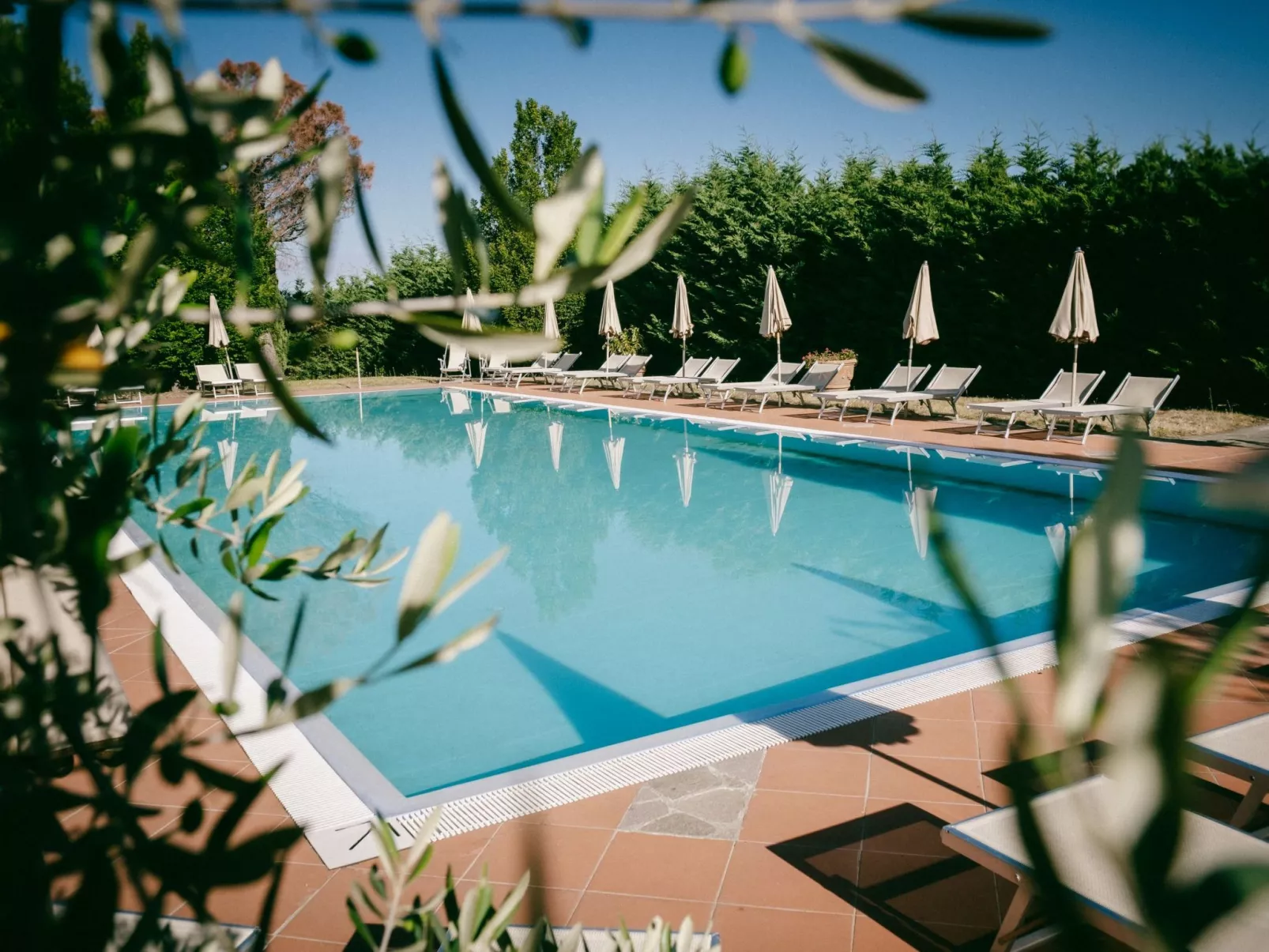 Unterkunft in der Residenz, Schwimmbad, Tennis, Restaurant-Buiten