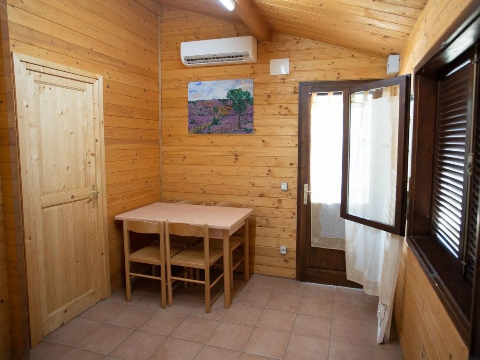 Bungalow aus Holz mit Veranda und nah am Strand.-Binnen