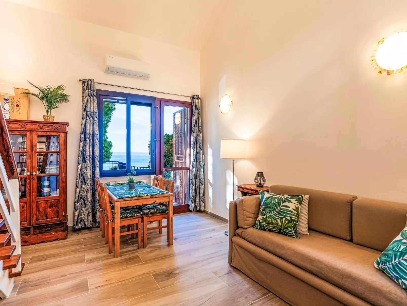 Beautiful Seaview-Binnen