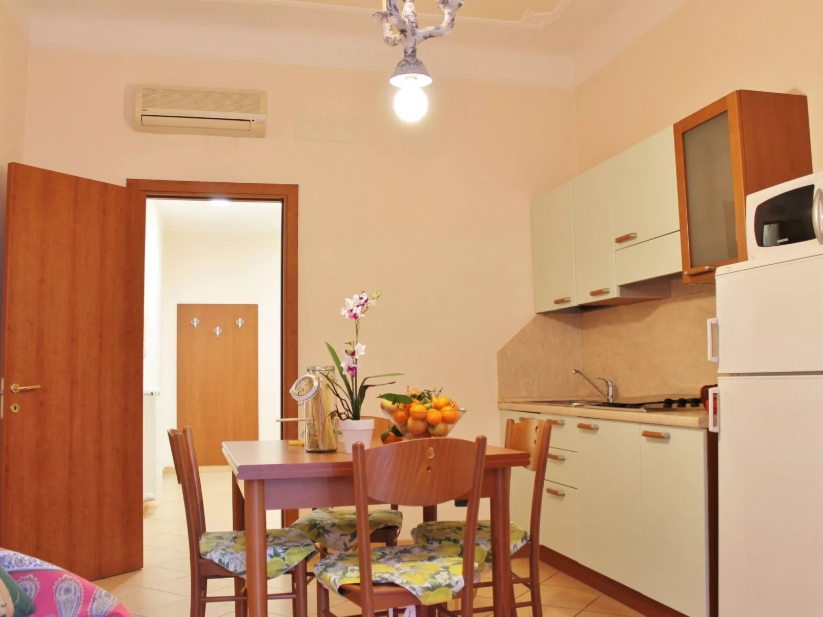 ILA2303 HOUSE CARLA-Image-tags.info