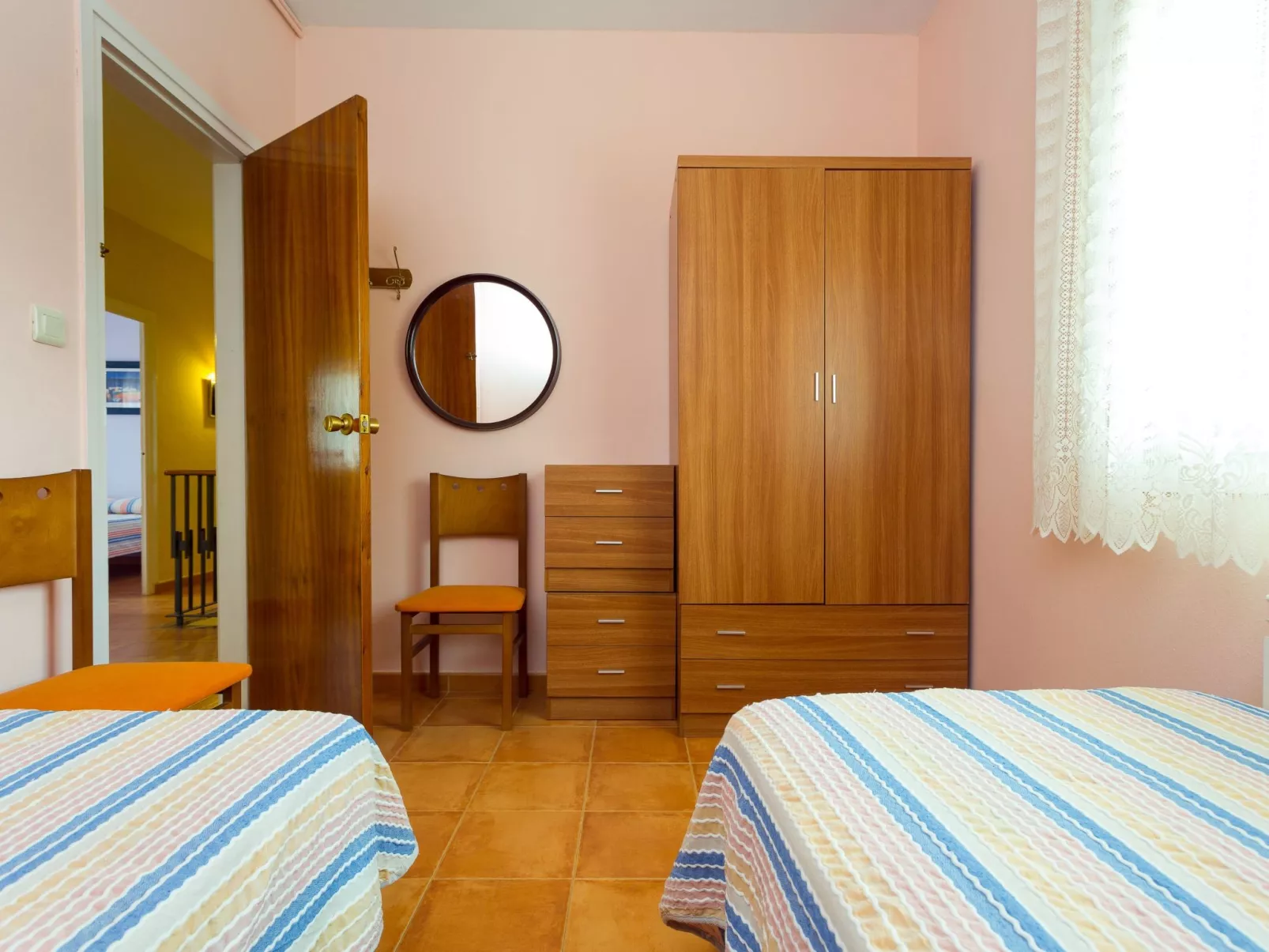 Großes Haus mit Schwimmbad und Barbecue-Binnen