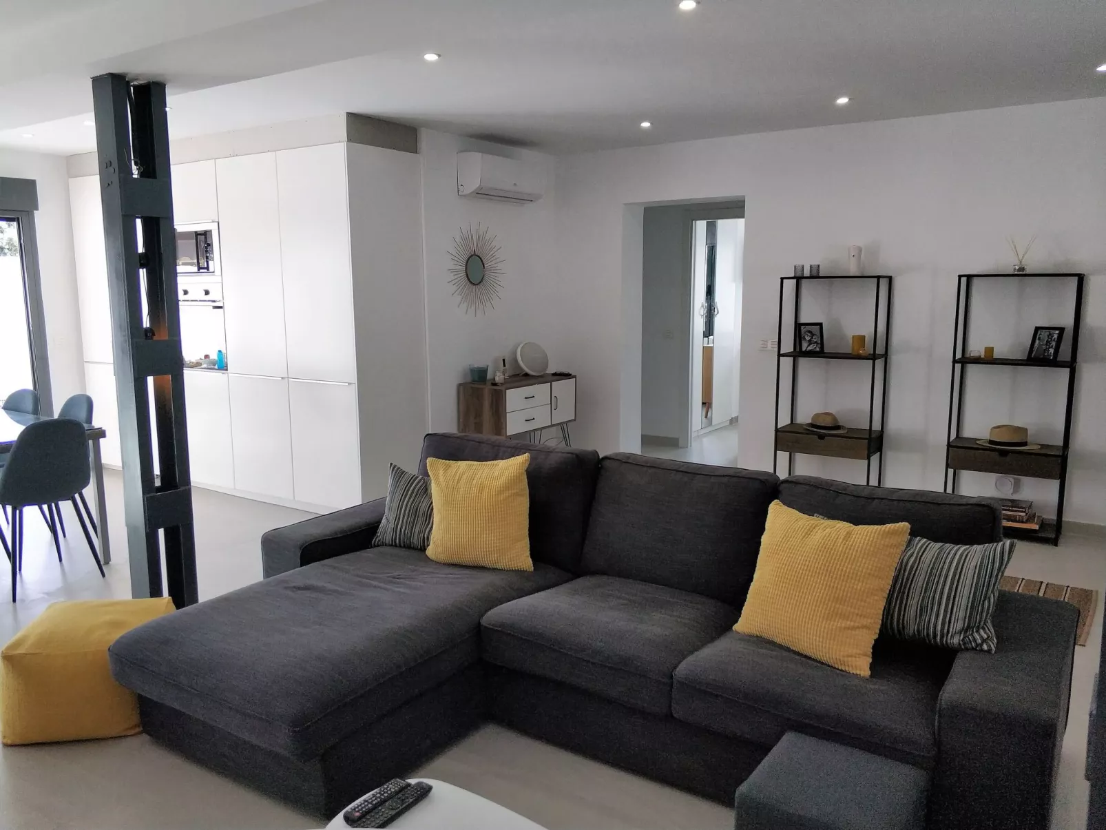 "Arenas house" mit Pool-Binnen