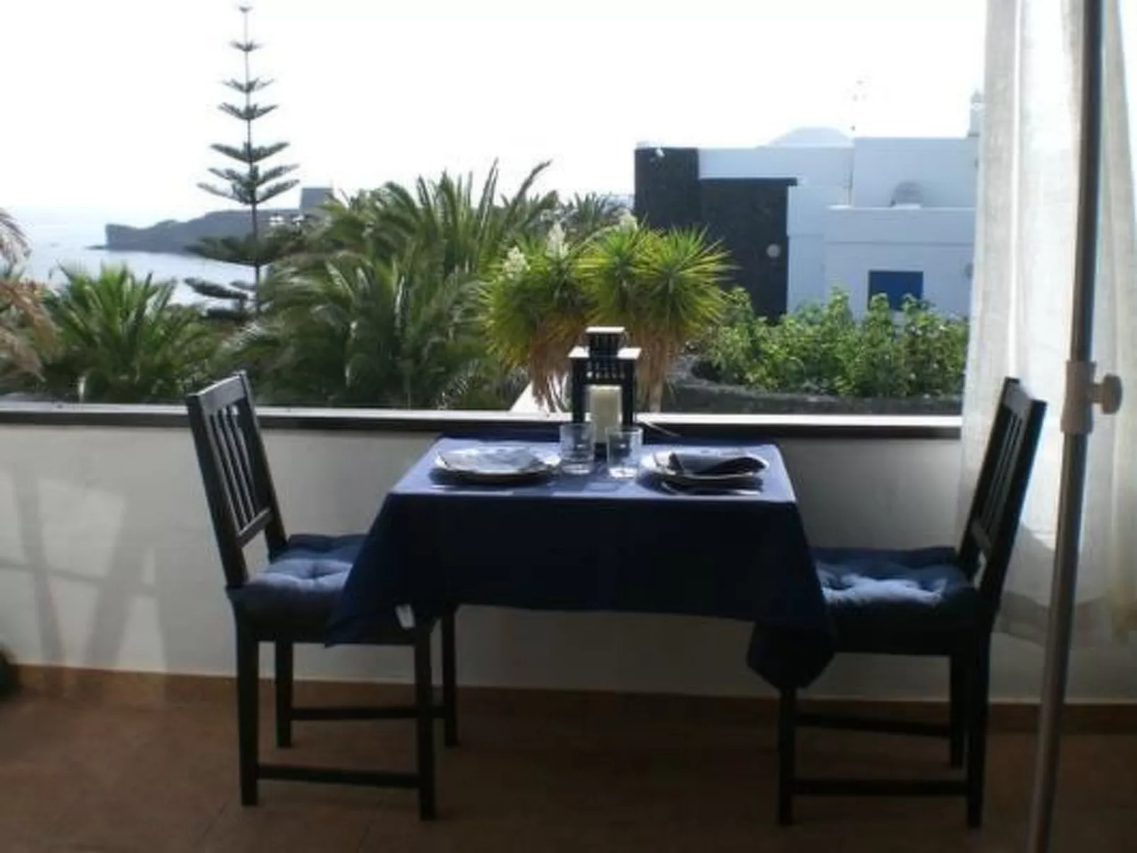 Schöne Wohnung in Playa Blanca mit Grill, Garten und Terrasse und Neben dem Str-Buiten