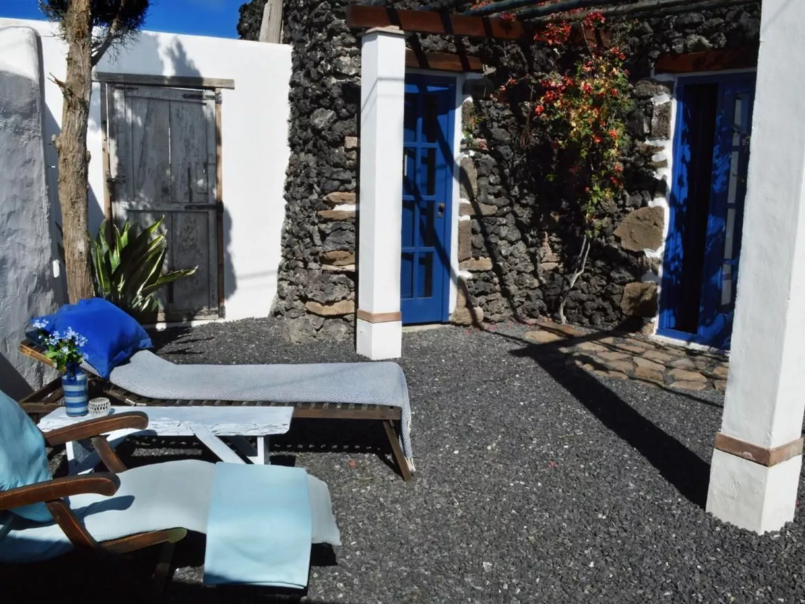 Lavastein-Bauernhaus Yazmina mit schönem Garten-Buiten