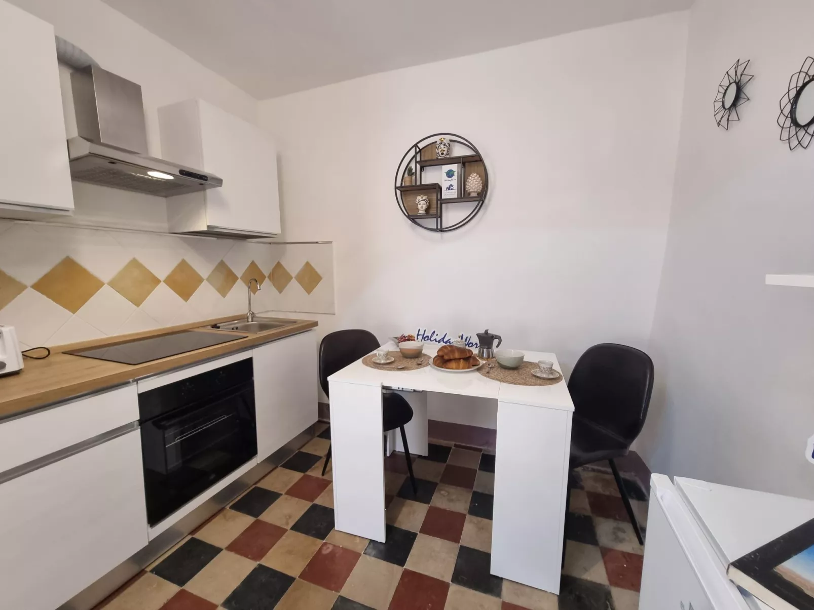 Donna Elisa von Holiday World-Image-tags.info