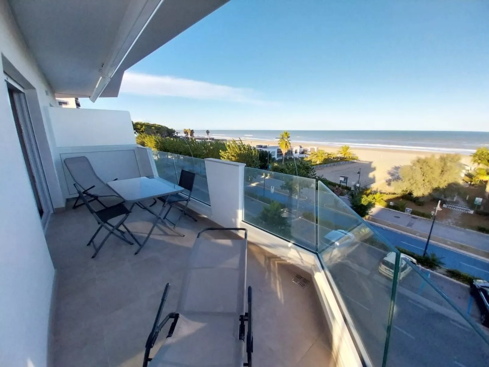 Helle und neue Ferienwohnung direkt am Strand-Buiten