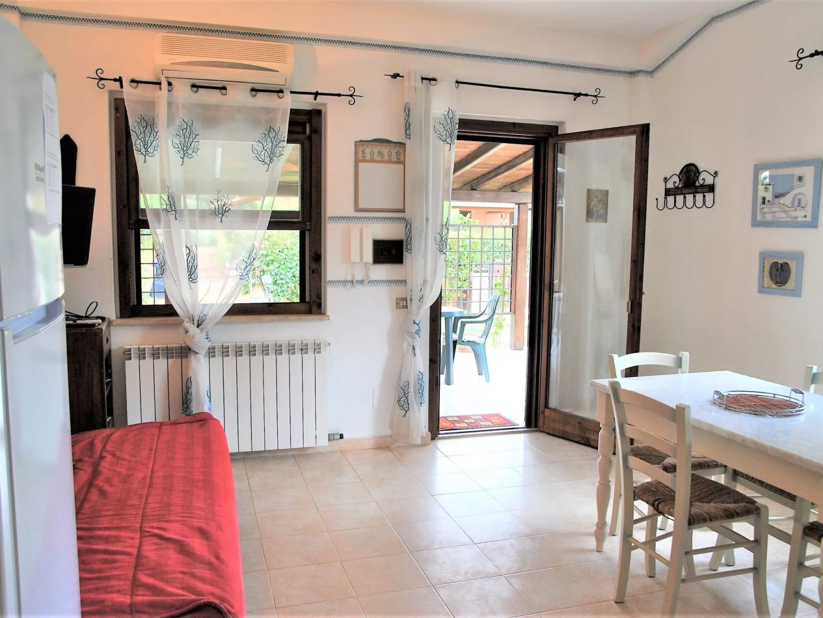 Charmantes Haus in Fondi mit überdachter Veranda-Binnen