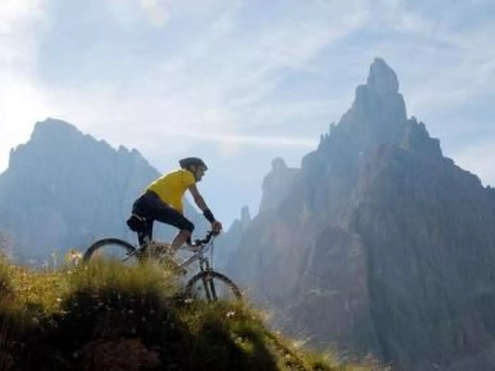 Romantisches Chalet in den Wiesen der Dolomiten-Image-tags.info