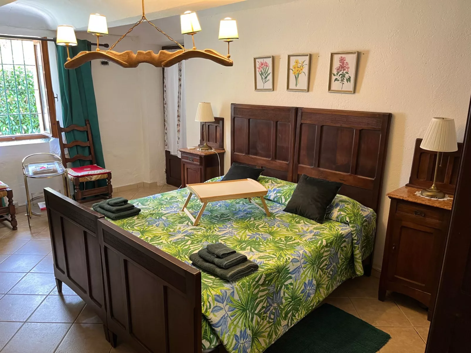 Typisches Bauernhaus mit holzbefeuertem Kamin-Image-tags.info