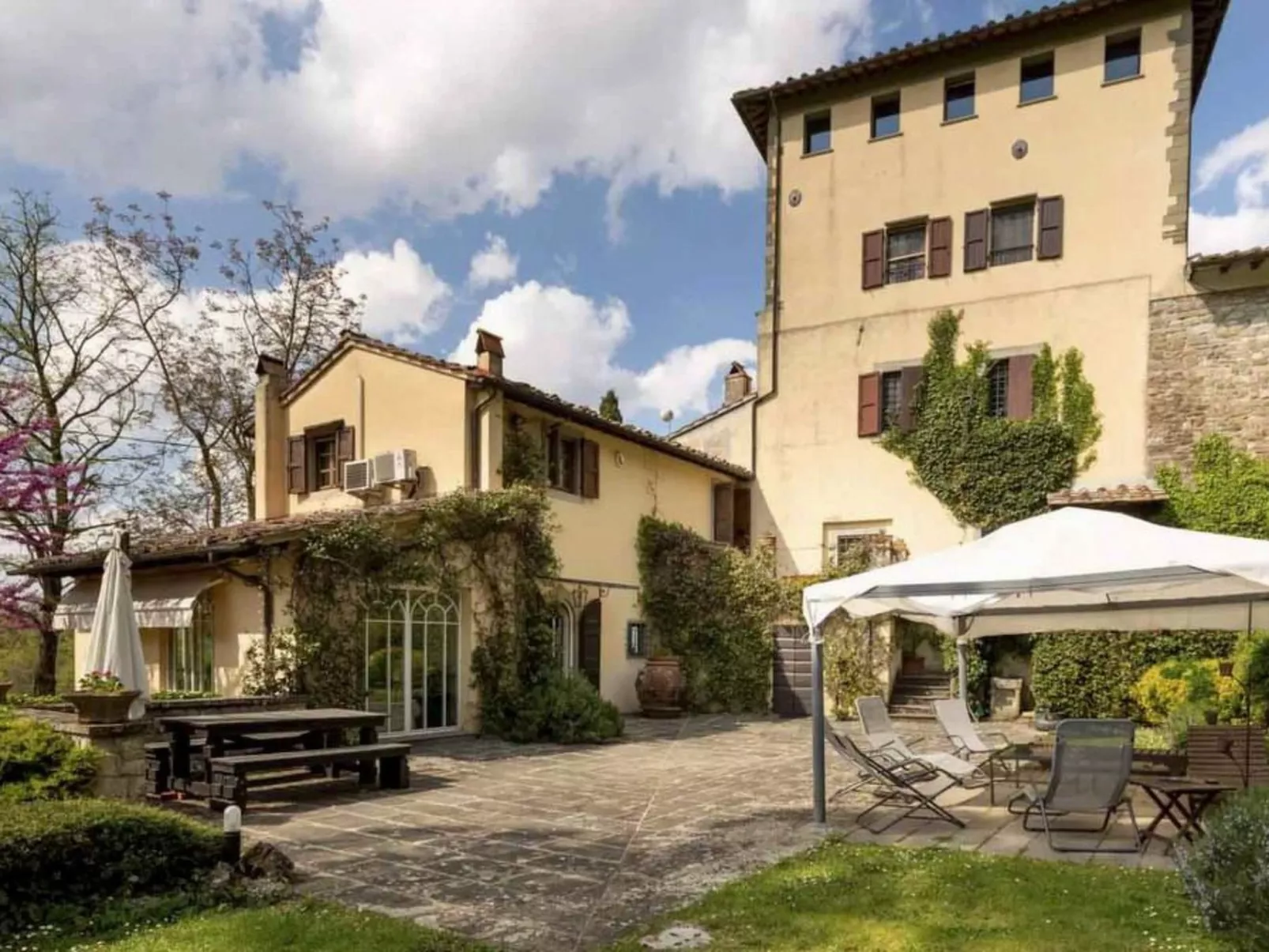 Wunderschöne Villa mit atemberaubender Aussicht und privatem Pool-Buiten
