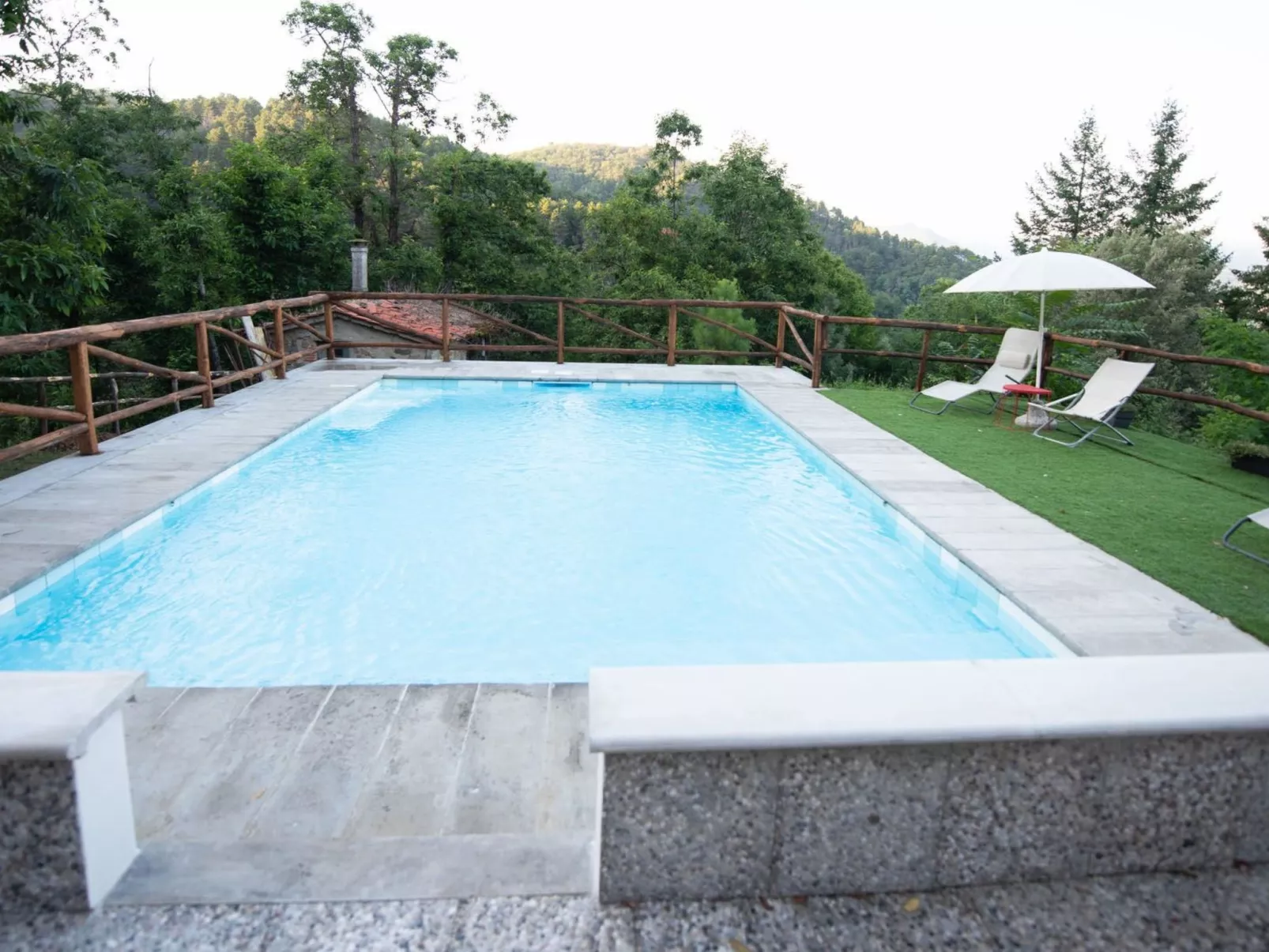 Haus inmitten der Natur mit Schwimmbad-Buiten