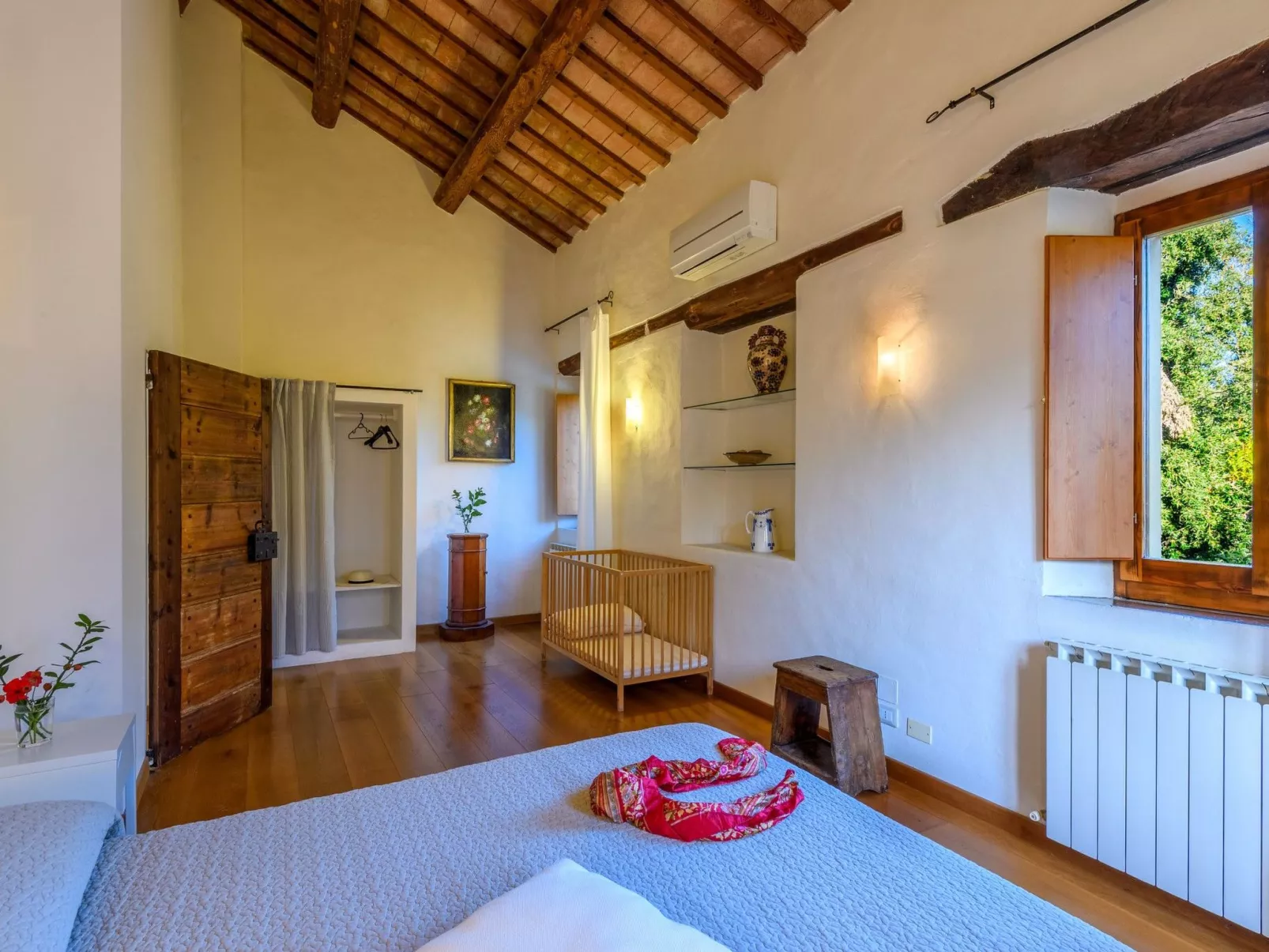 Licht unter den Buchen, Marche Urlaub, privater Pool-Binnen