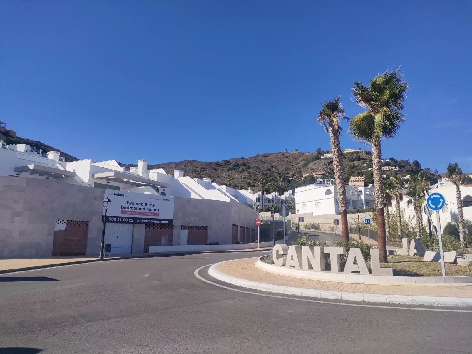 "La Invincible Moja" (Die unbesiegbare Moja)-Buiten