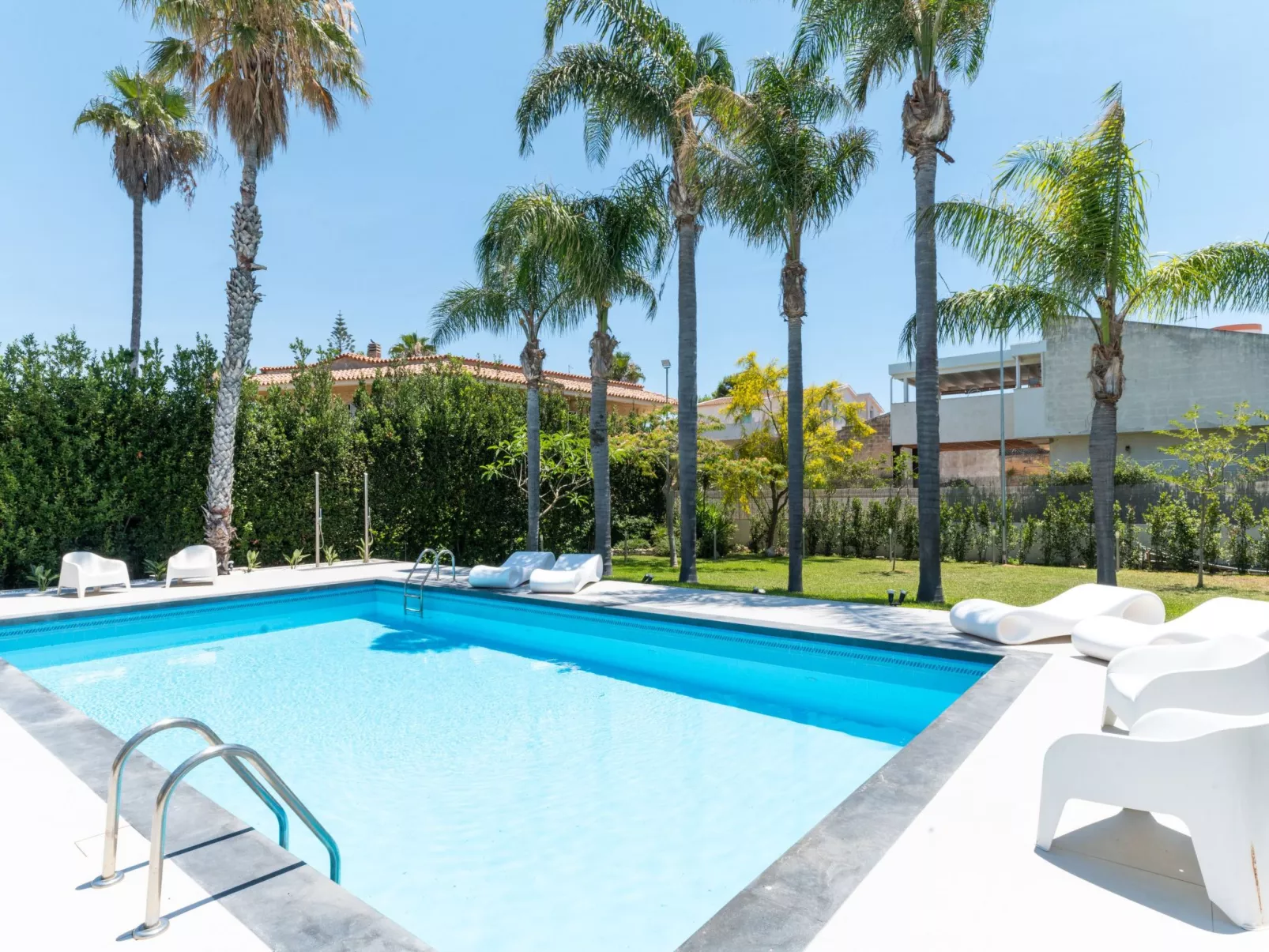 Nereide, Luxusvilla mit Pool am Meer-Image-tags.info