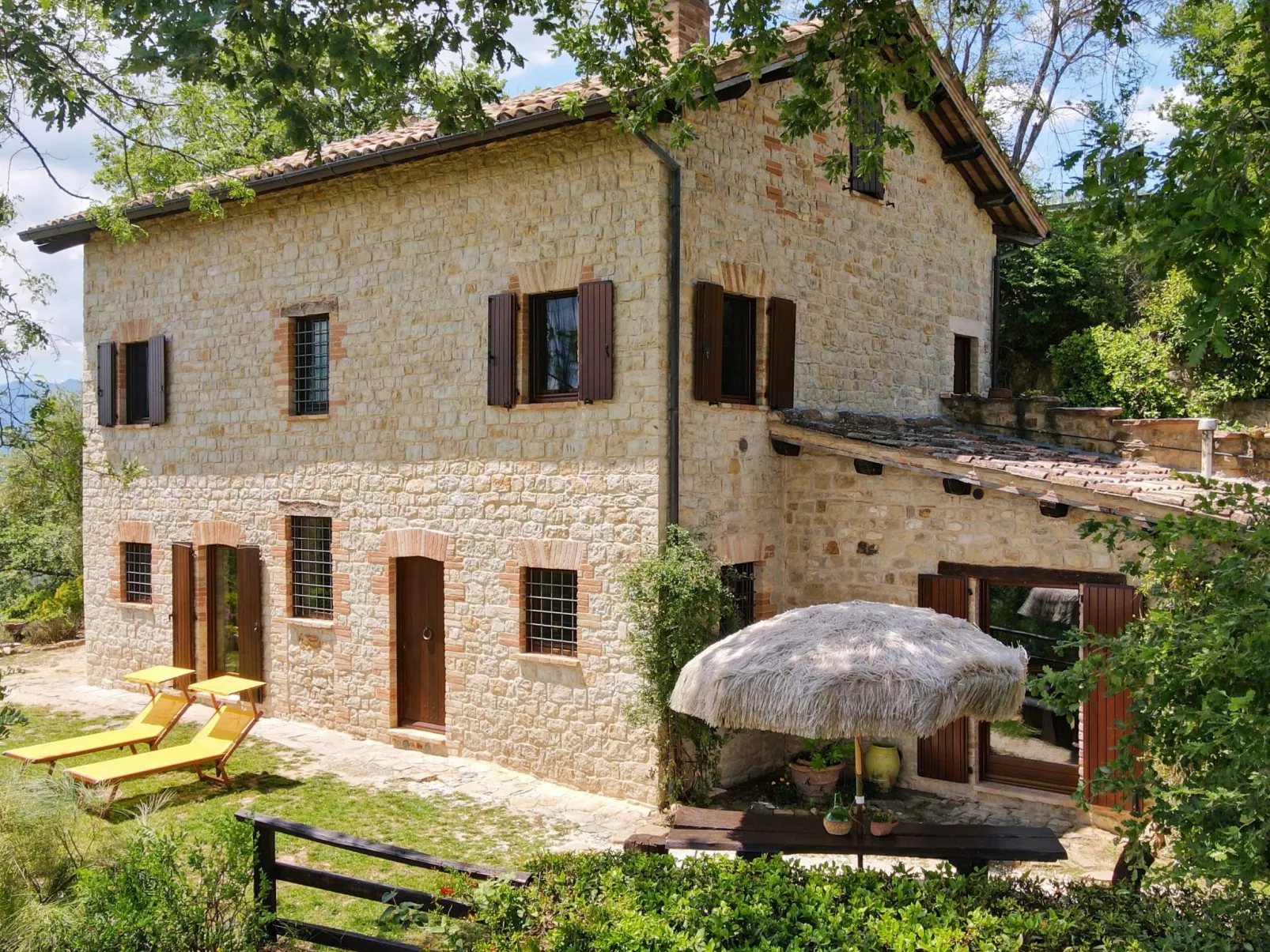 Große Wohnung mit Blick von den Bergen bis zum Meer-Buiten