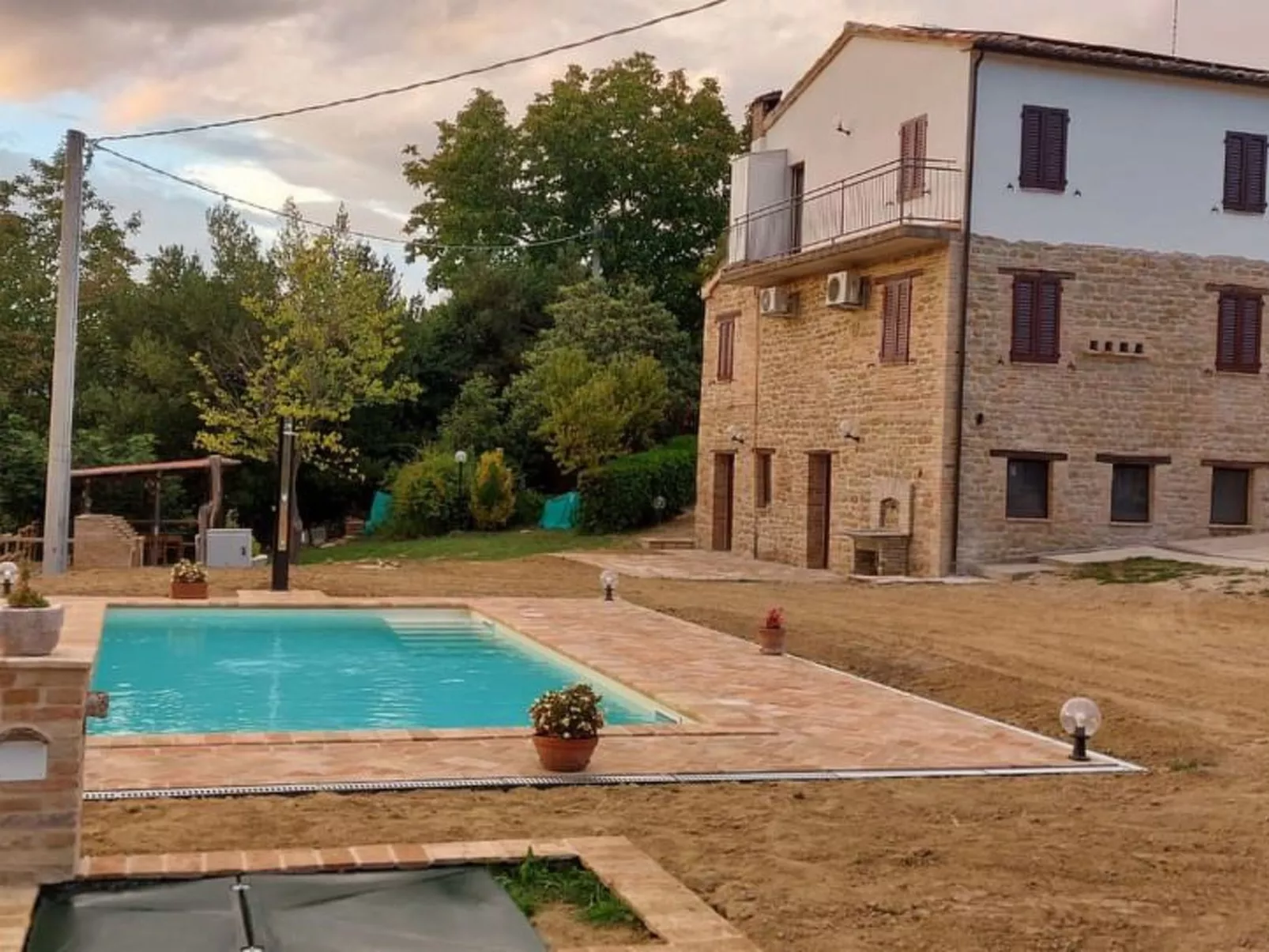 Ferienvilla mit privatem Pool und Whirlpool-Buiten