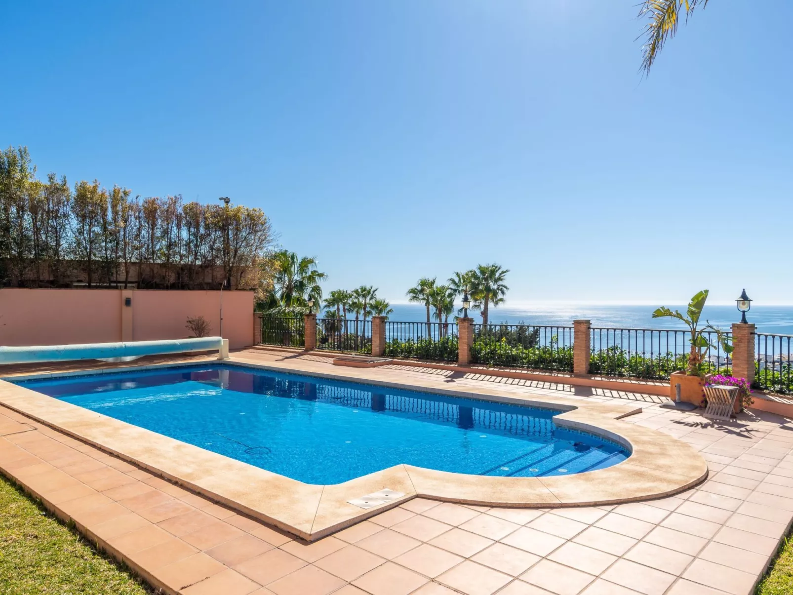 Luxuriöse Villa mit beheiztem Pool und Whirlpool-Buiten