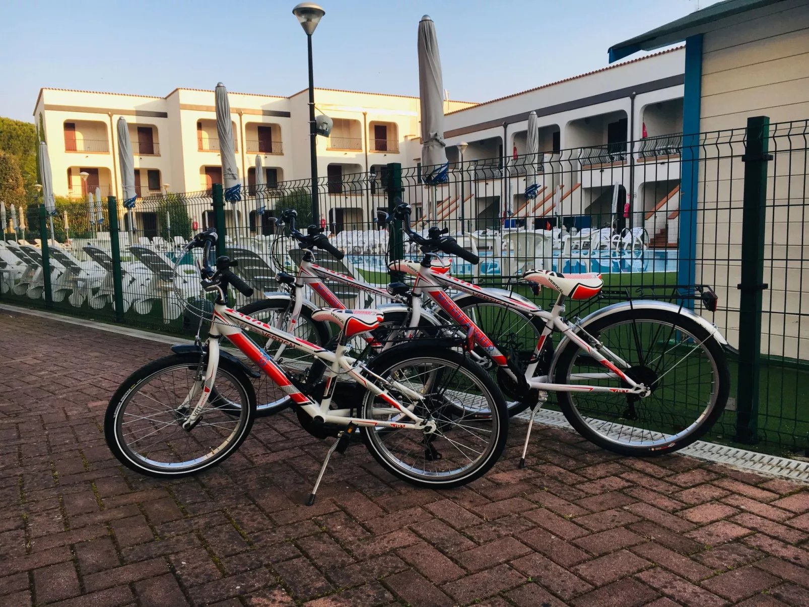 Wunderschöne Wohnung in Lido Di Spina mit Möbliertem Balkon-Buiten