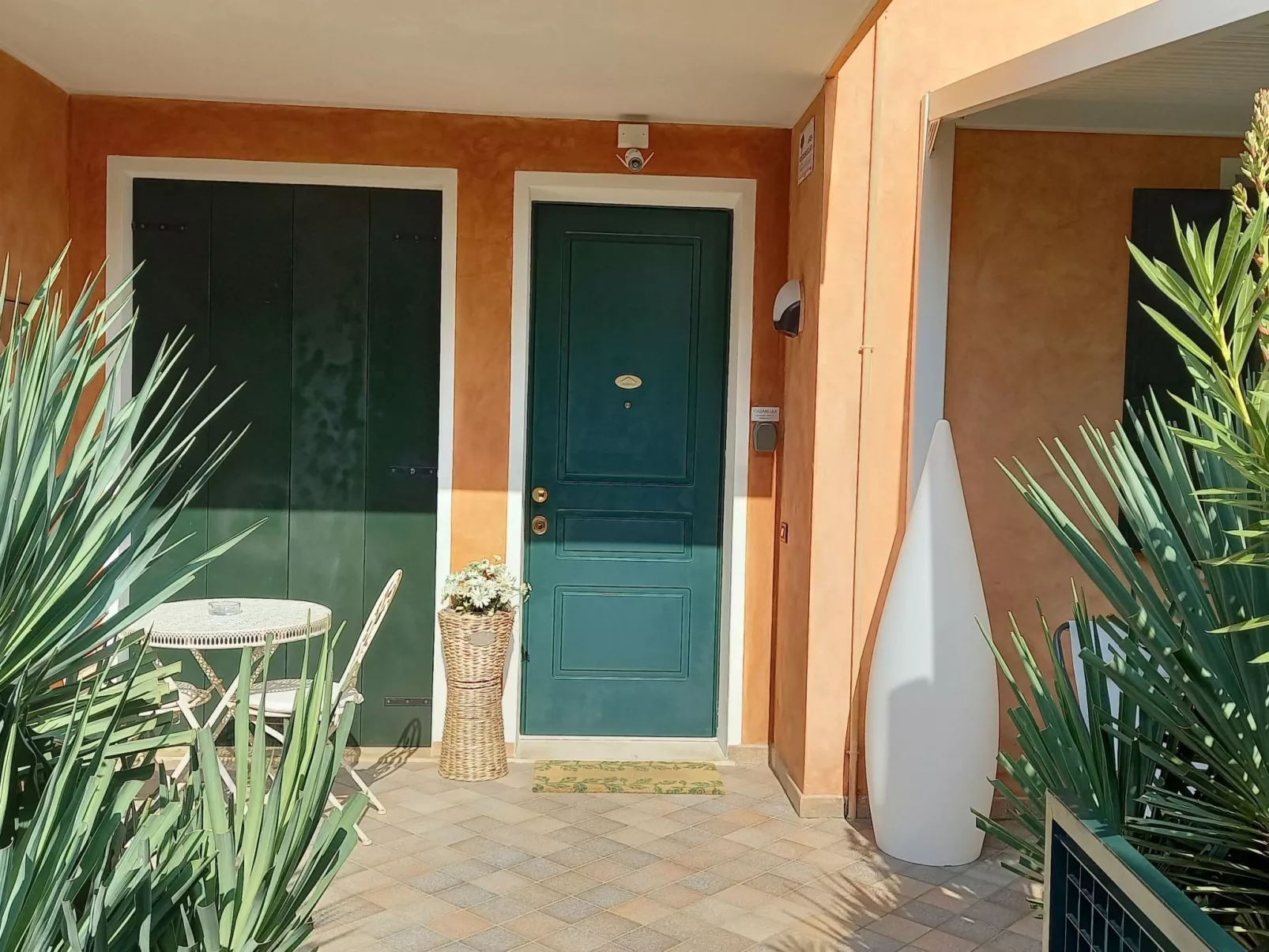 Stilvoller und gemütlicher Mini mit Garage-Buiten