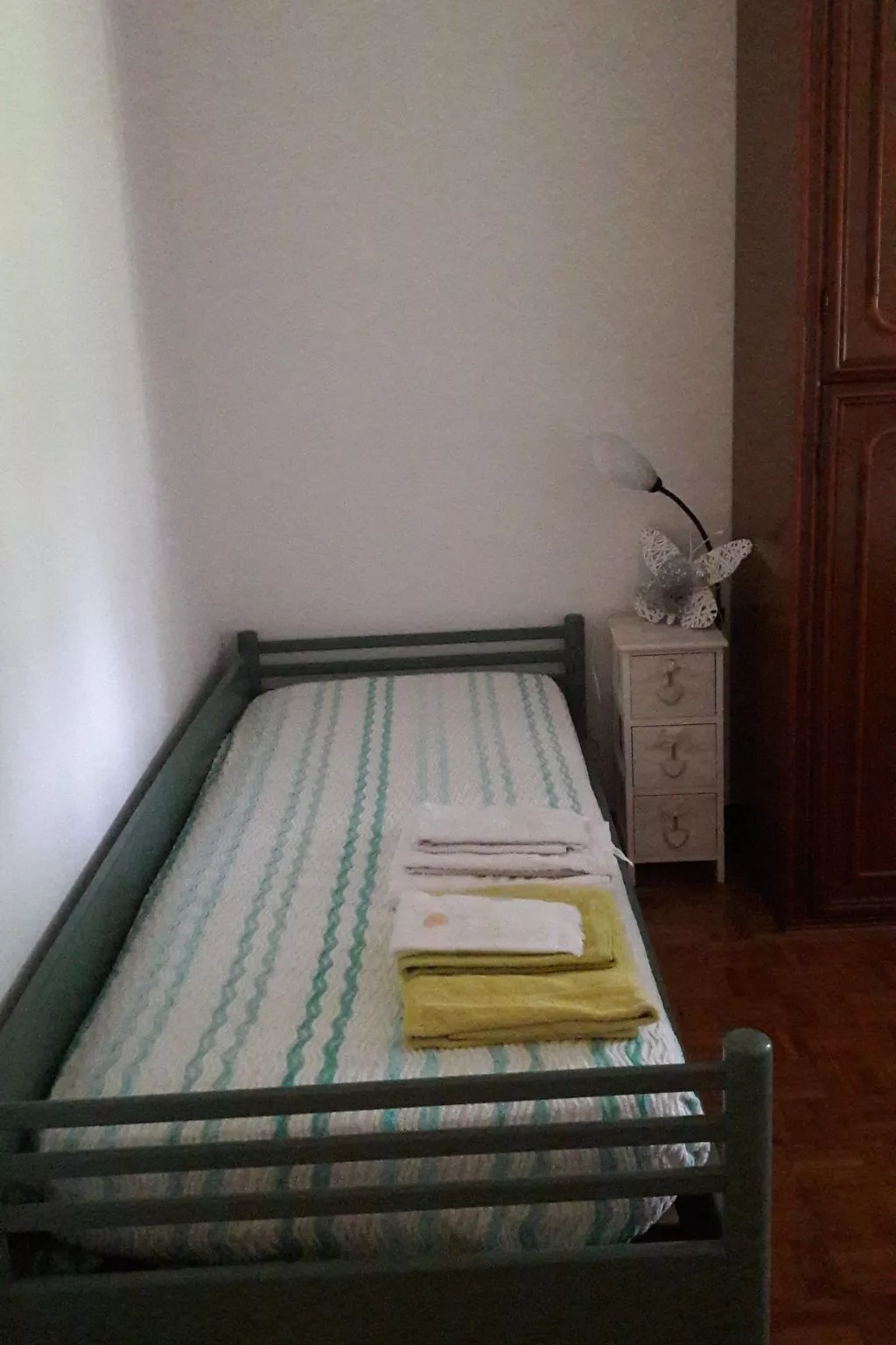 Auf einem ummauerten Grundstück-Binnen