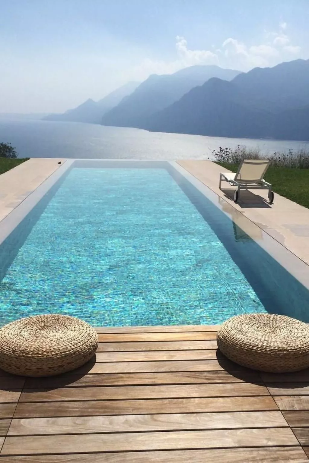 Rustiko-Landhaus mit Infinity-Pool und Seeblick-Buiten