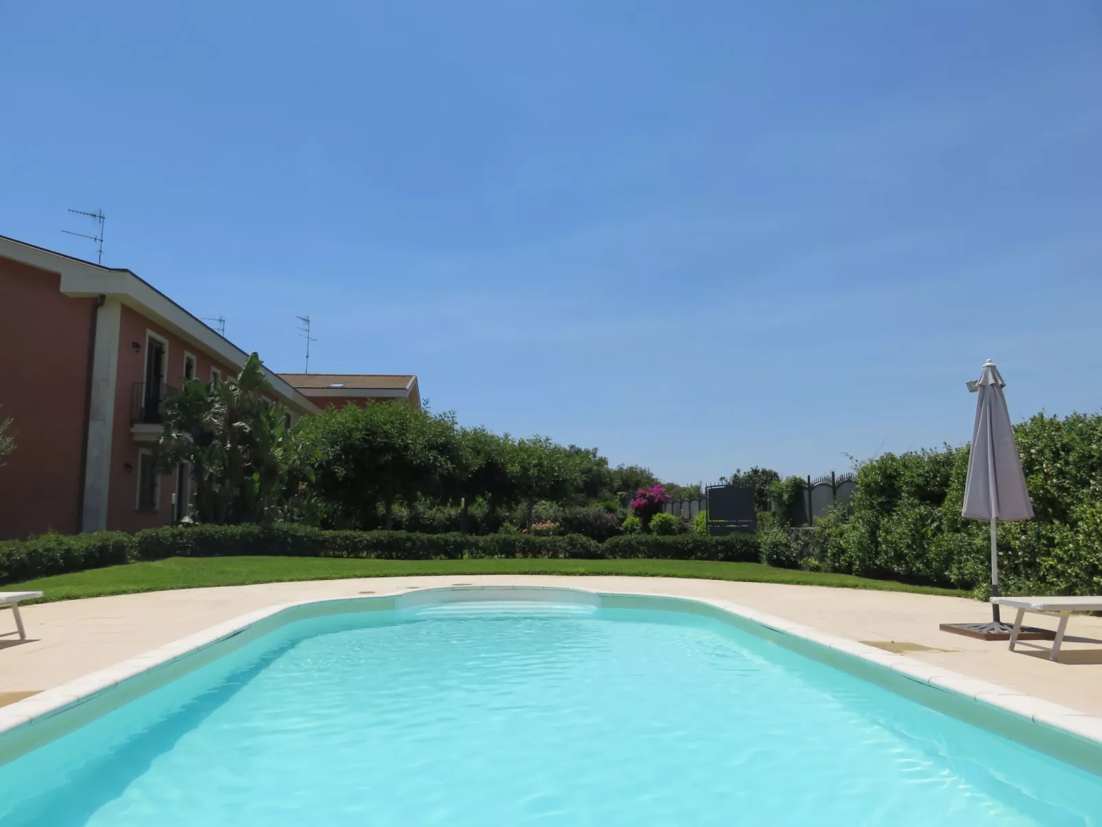 Einzimmerwohnung mit Terrasse-Buiten