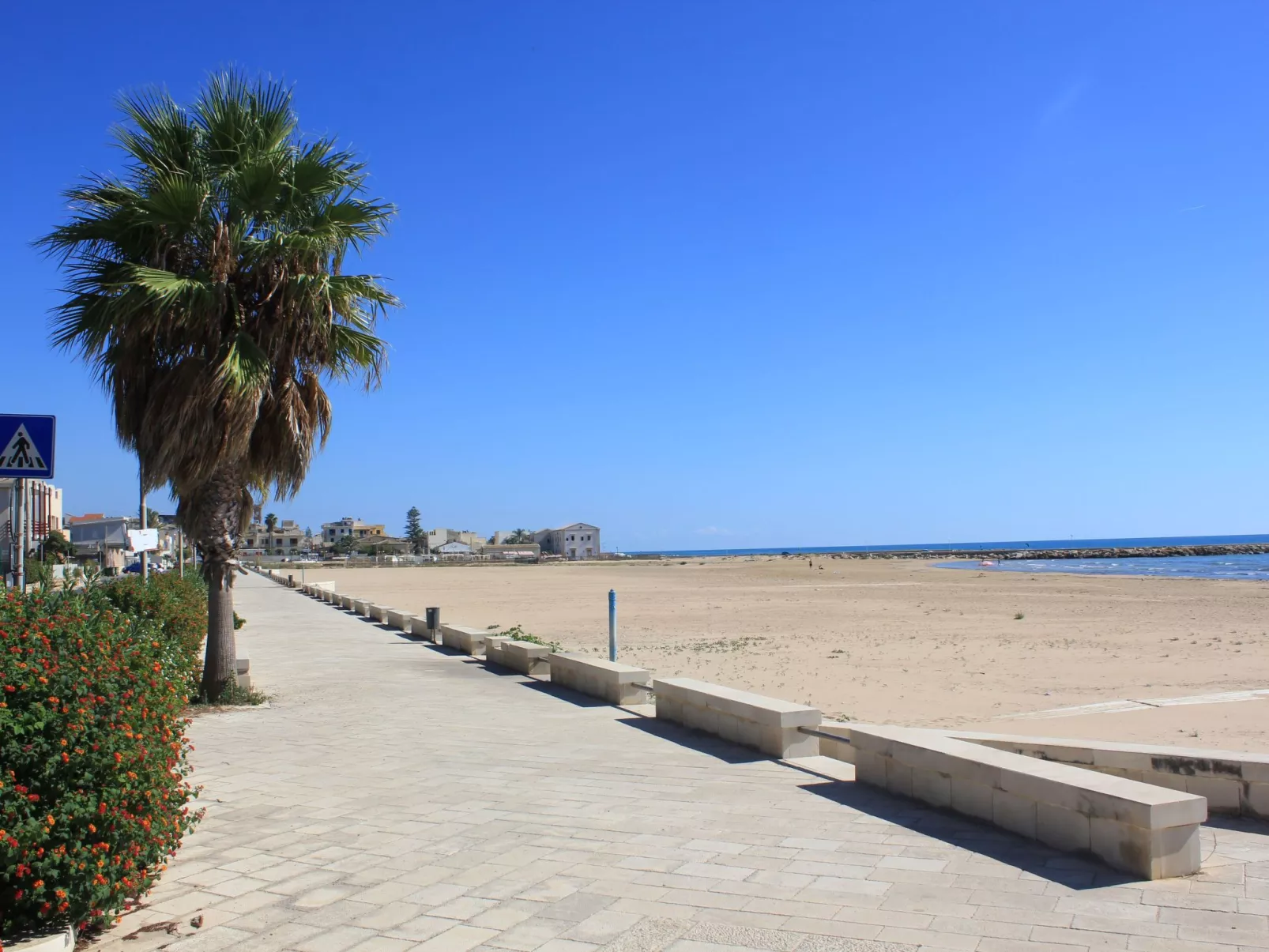Charmante Wohnung in Donnalucata mit Möblierter Terrasse-Buiten