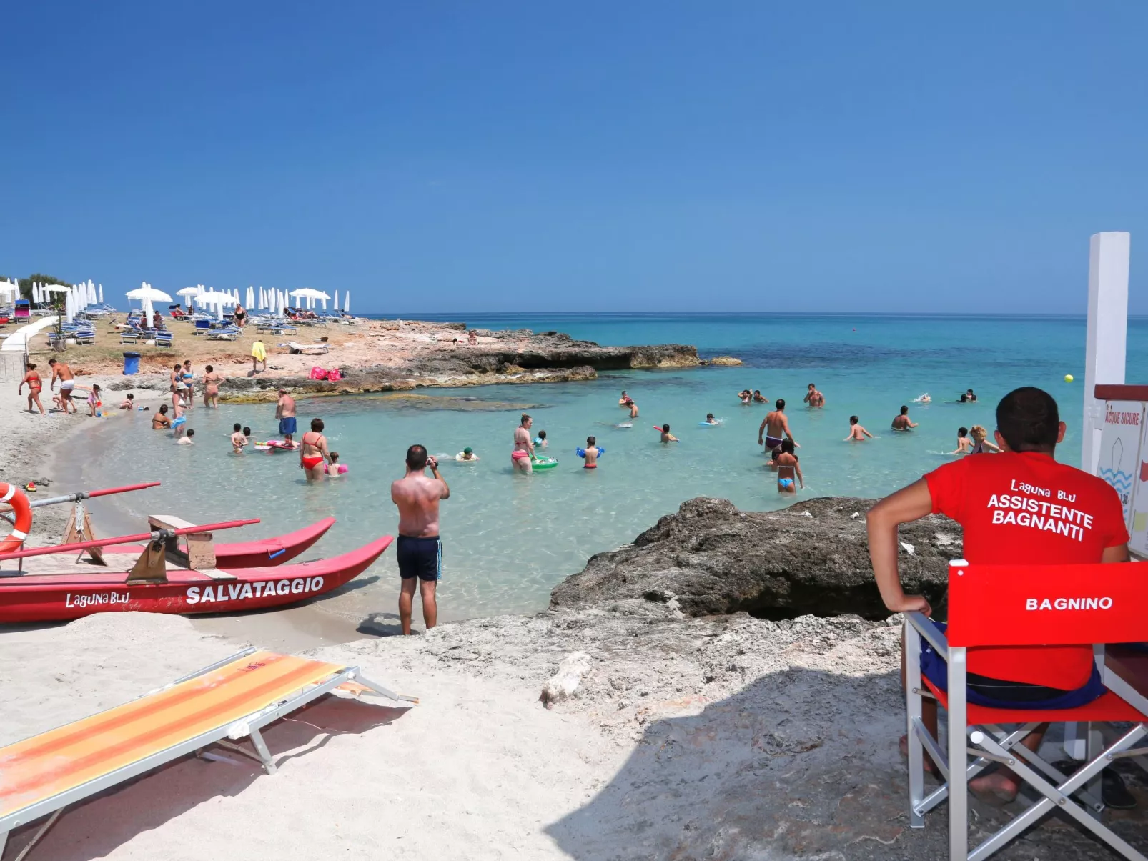 Flacher Rasen links-Buiten