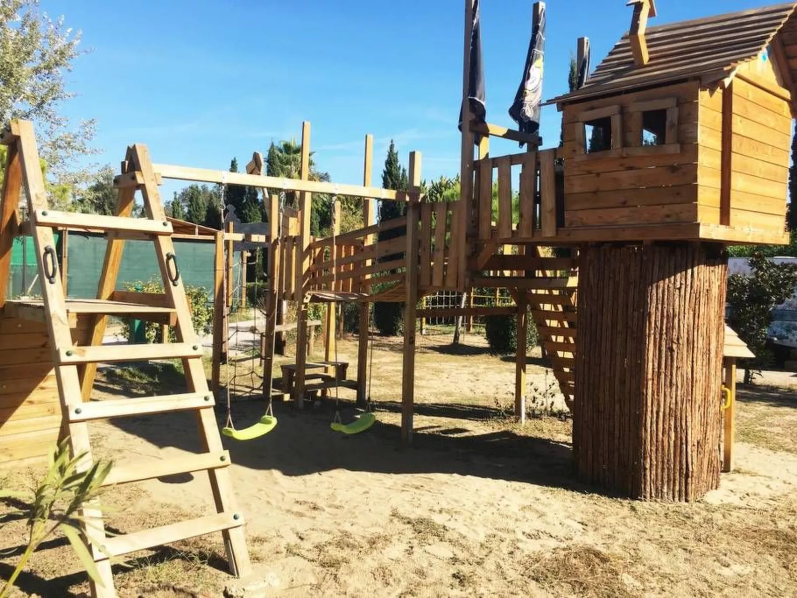 Mobilheim auf einem Campingplatz in der Nähe des Meeres und Pisa-Buiten