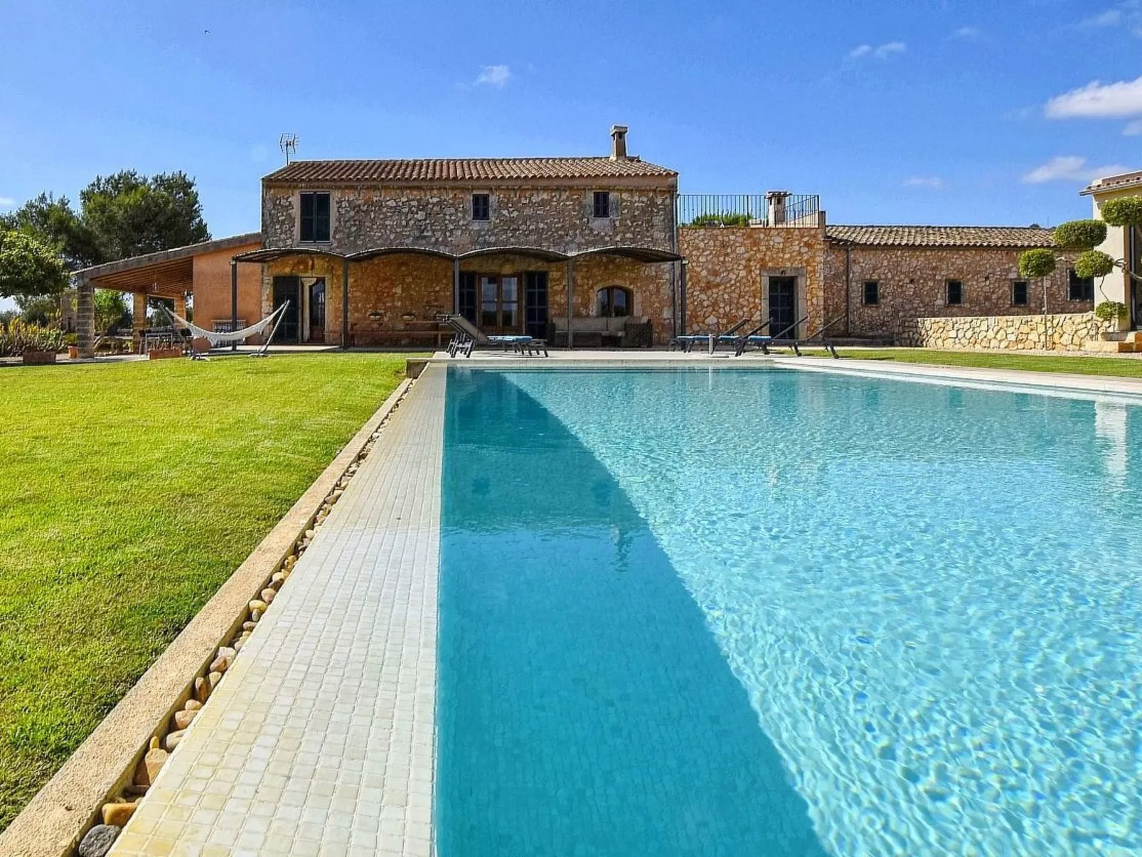 Luxuriöse Finca im modernen Stil mit Pool und Klimaanlage-Image-tags.info