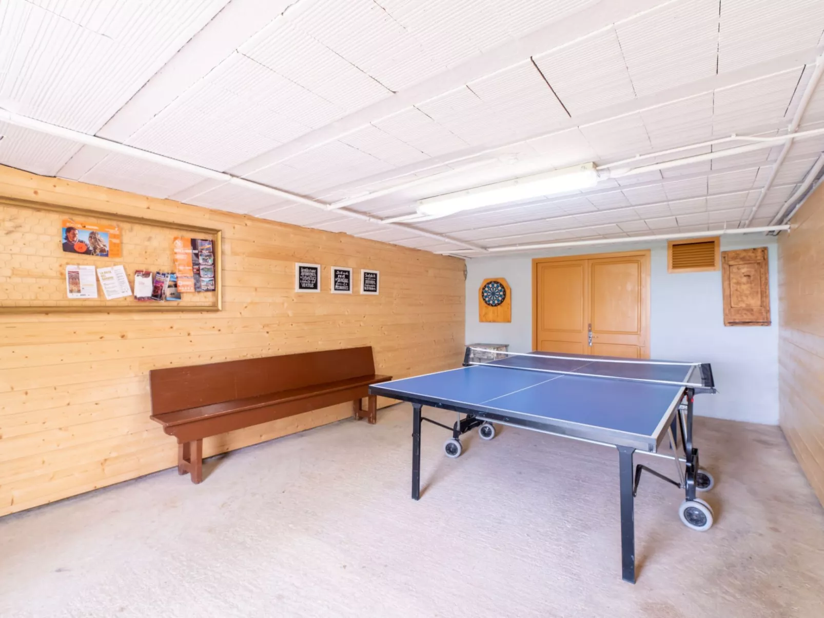 "Cobert del Carro".-Binnen