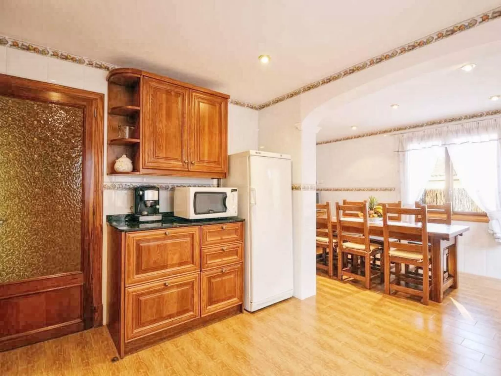 Schöne Villa mit Pool und Garten-Binnen